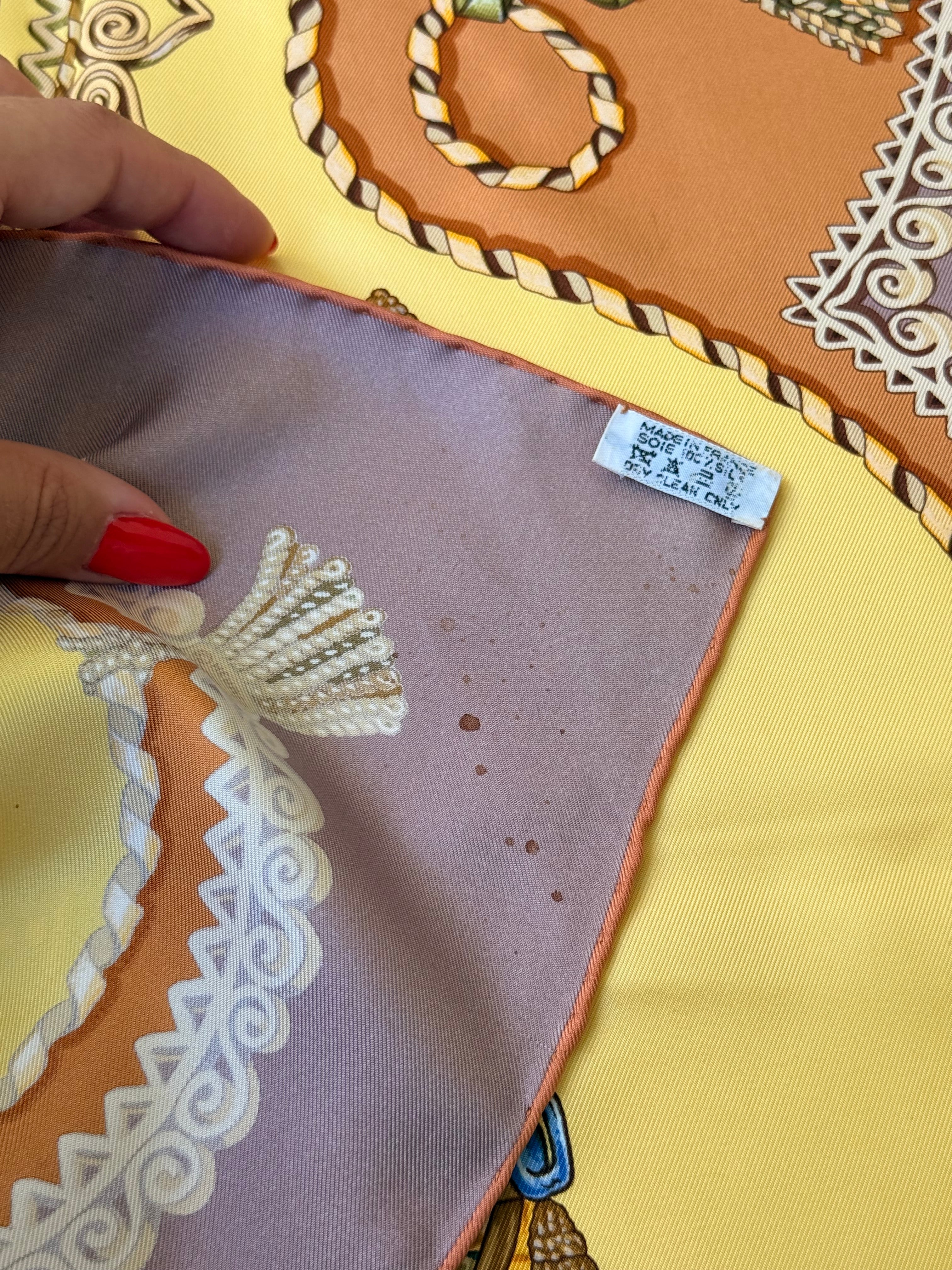 Foulard Hermès – Modèle Paperoles
