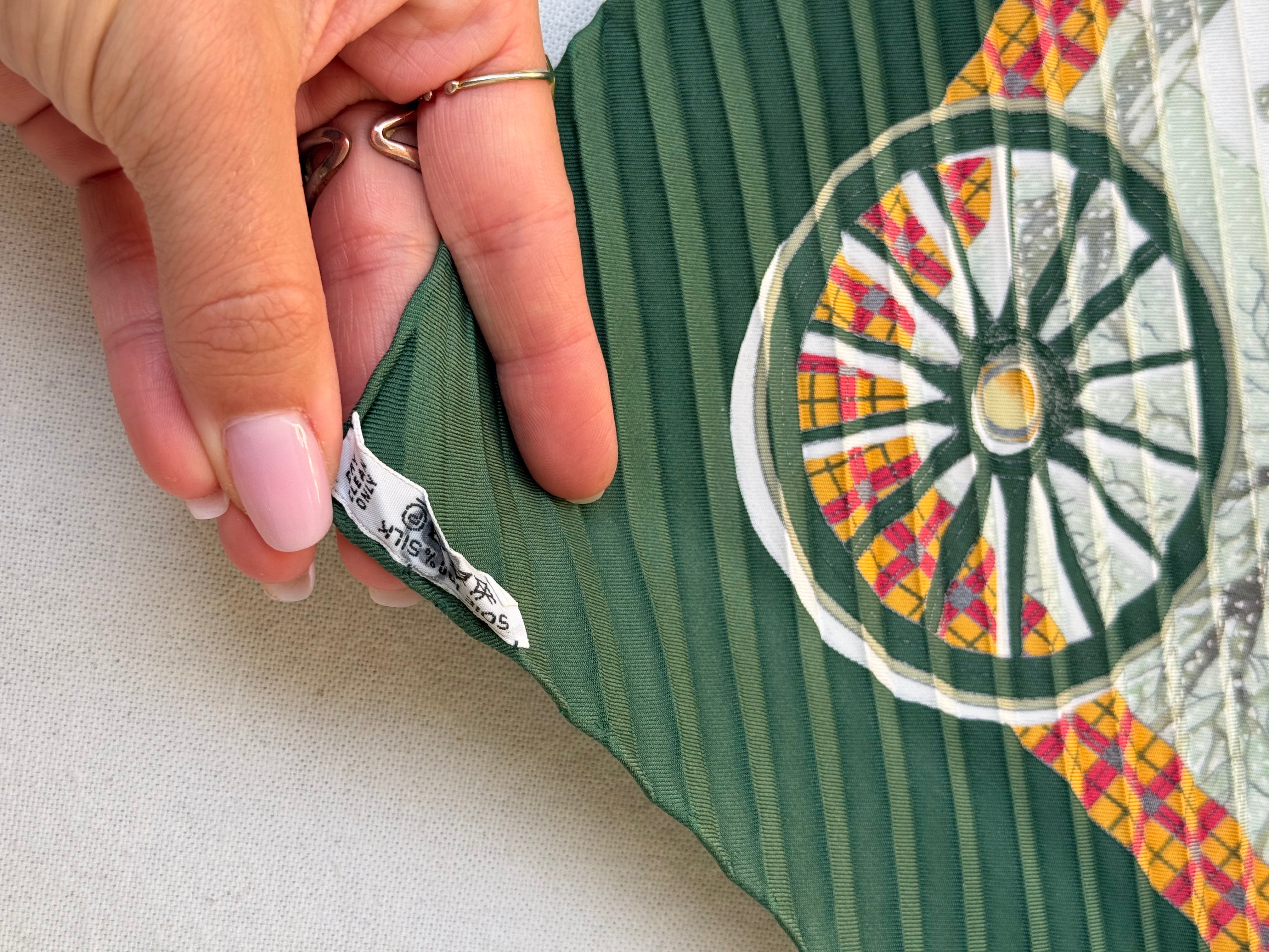 Foulard Hermès plissé – Modèle L’Hiver en Poste