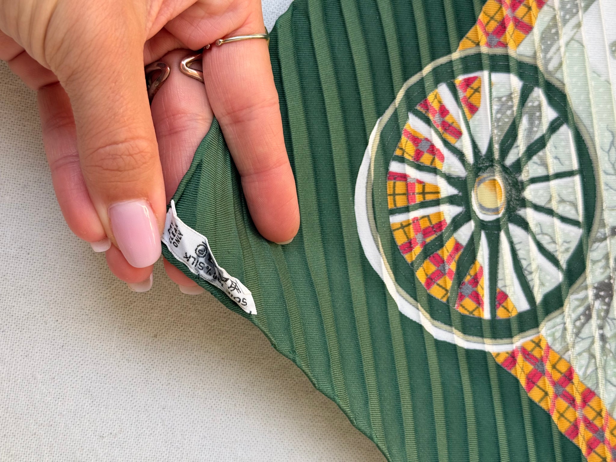 Foulard Hermès plissé – Modèle L’Hiver en Poste