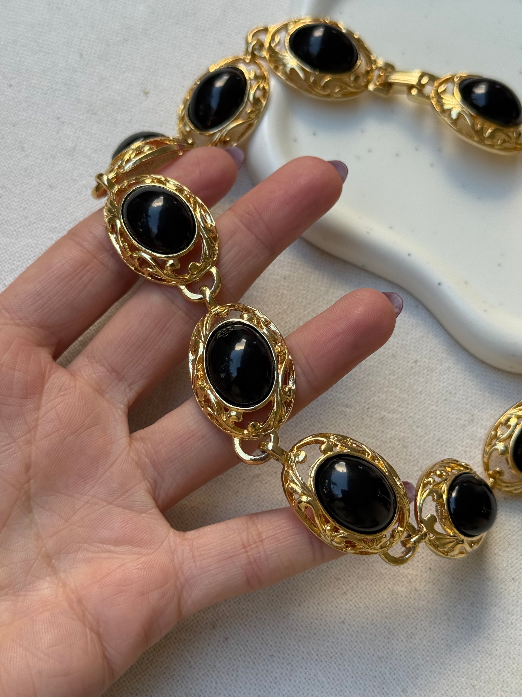 Collier vintage - Doré et cabochons noirs
