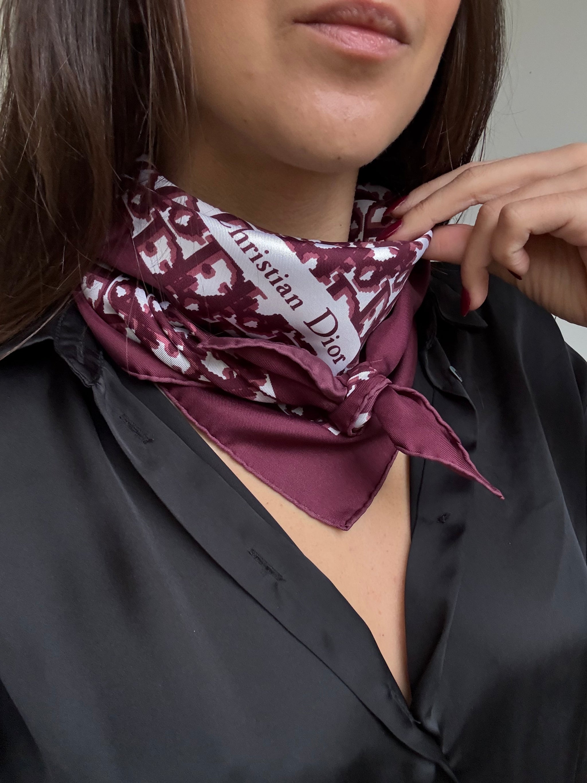 Foulard Christian Dior – Modèle monogramme bordeaux