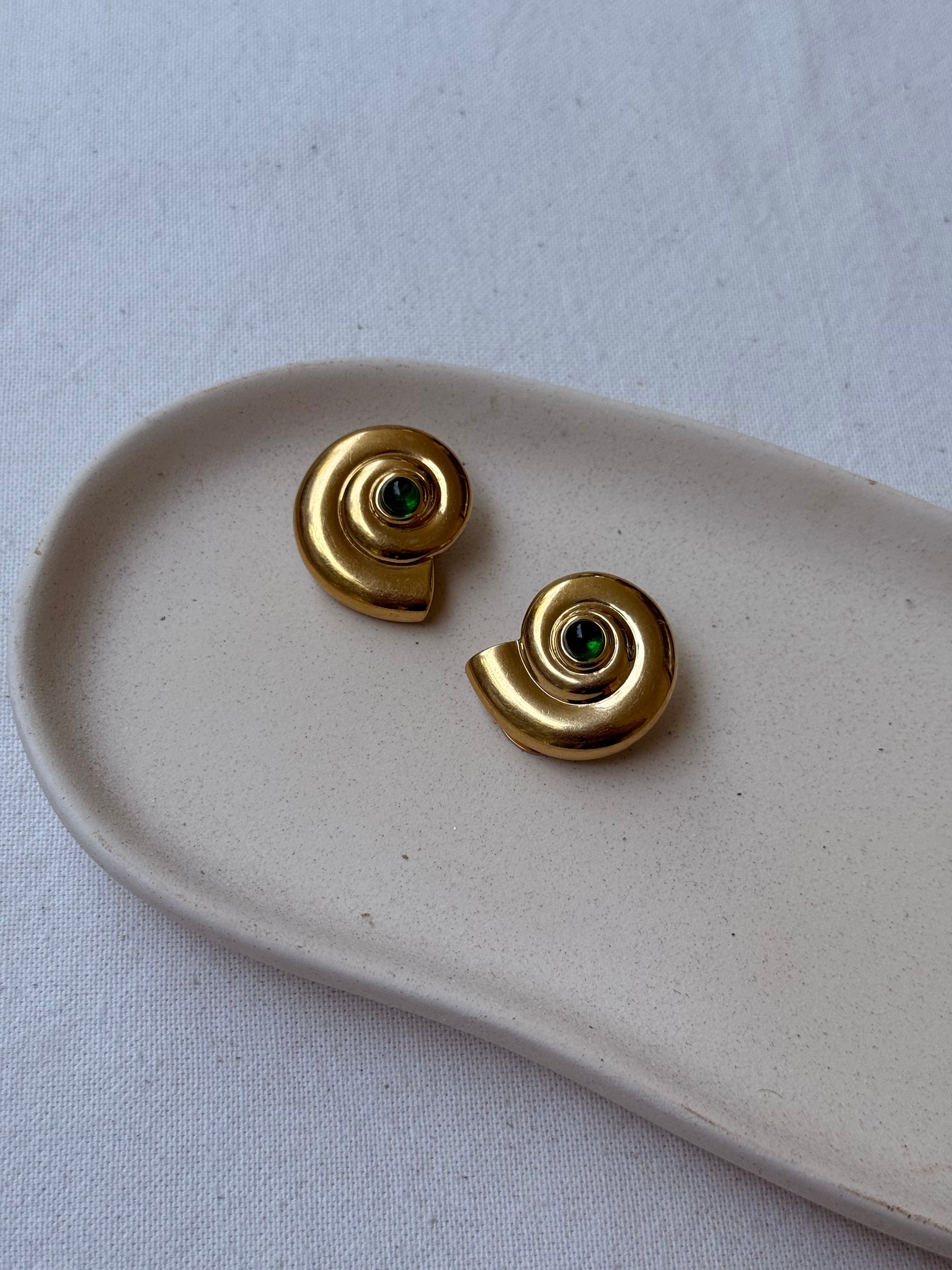 Boucles d’oreilles vintage - Coquillages dorés et strass vert