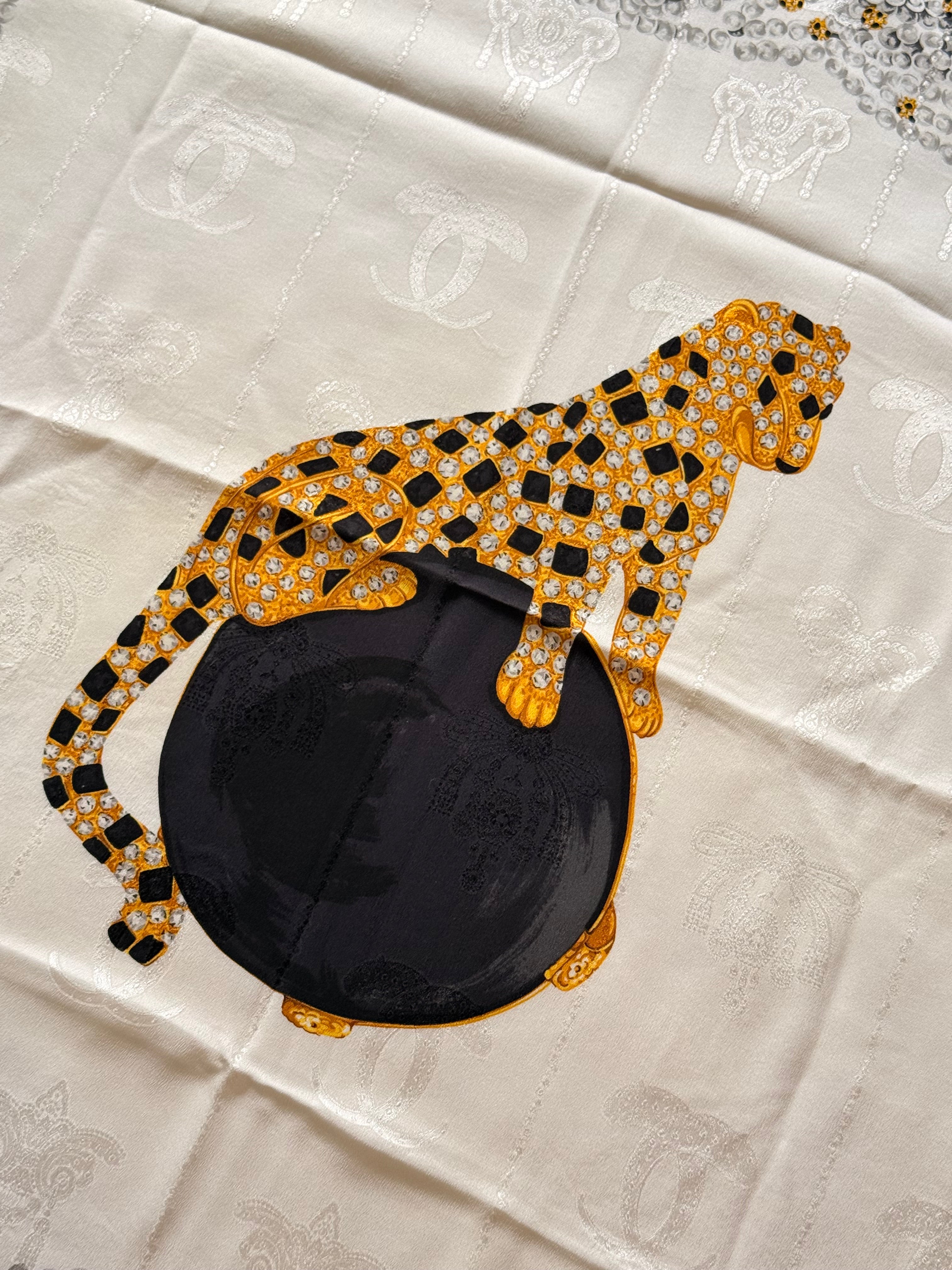 Foulard Cartier – Motif panthère et bijouterie