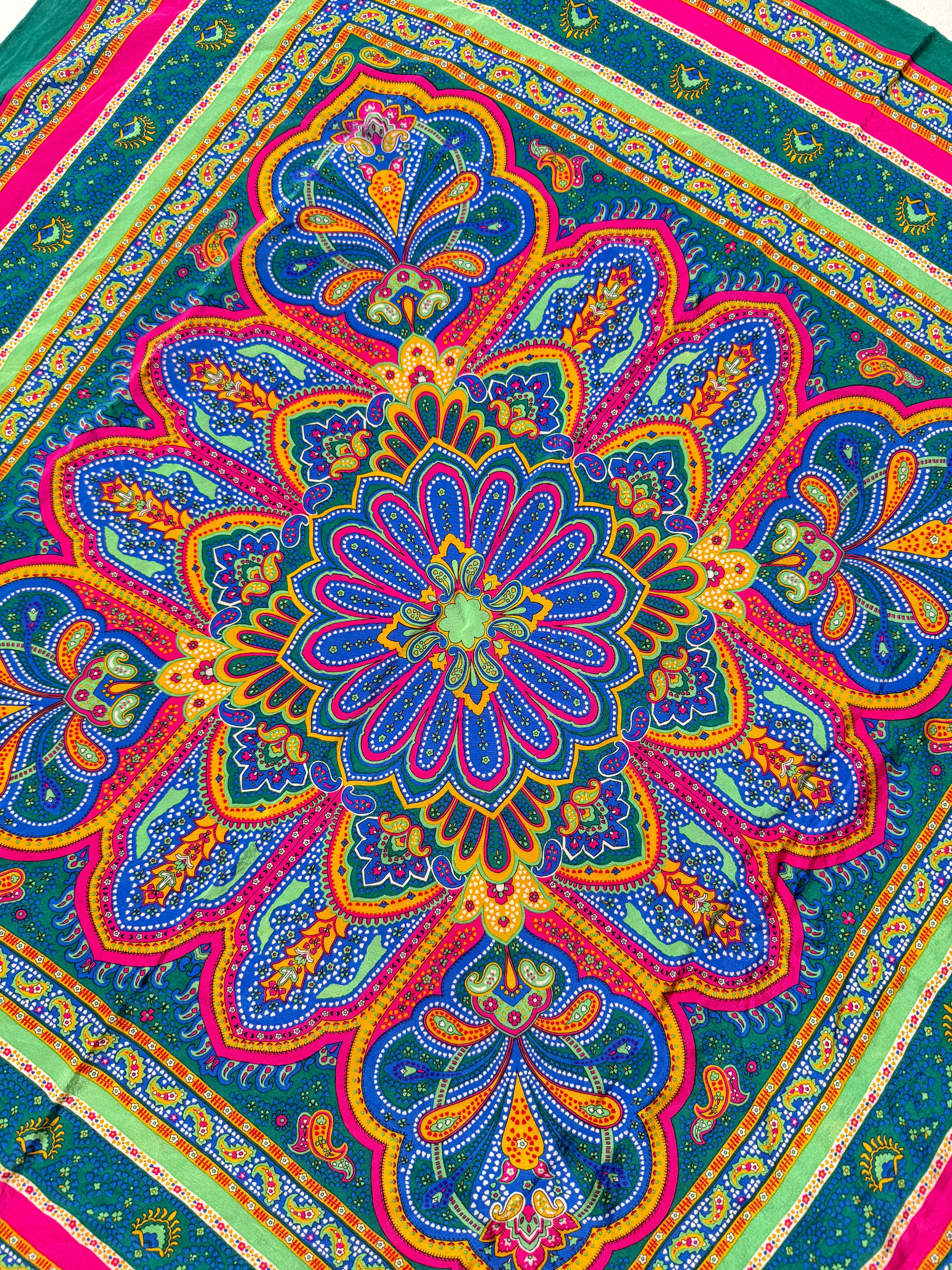 Foulard Yves Saint Laurent – Motif oriental vert et fuchsia