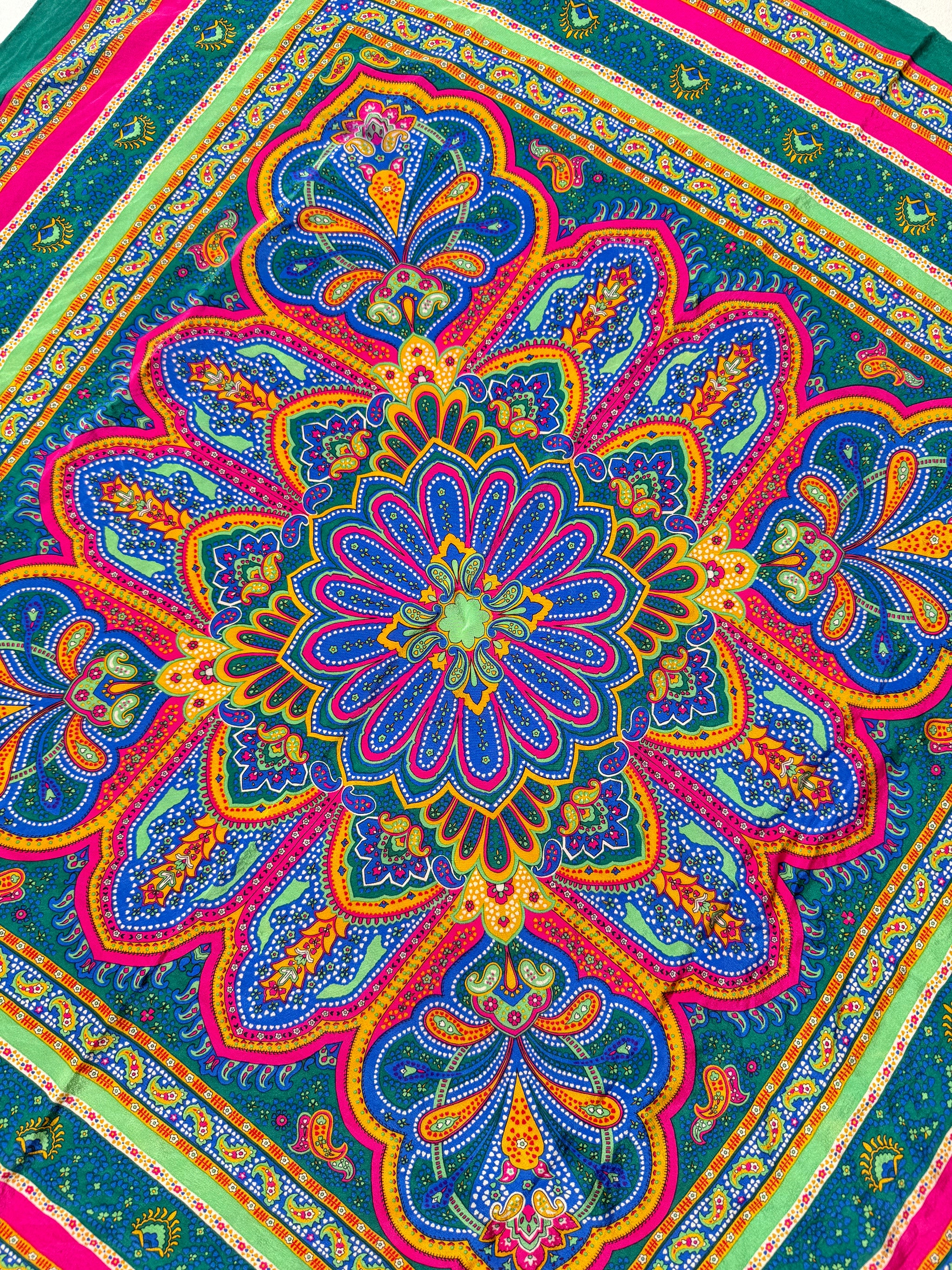 Foulard Yves Saint Laurent – Motif oriental vert et fuchsia
