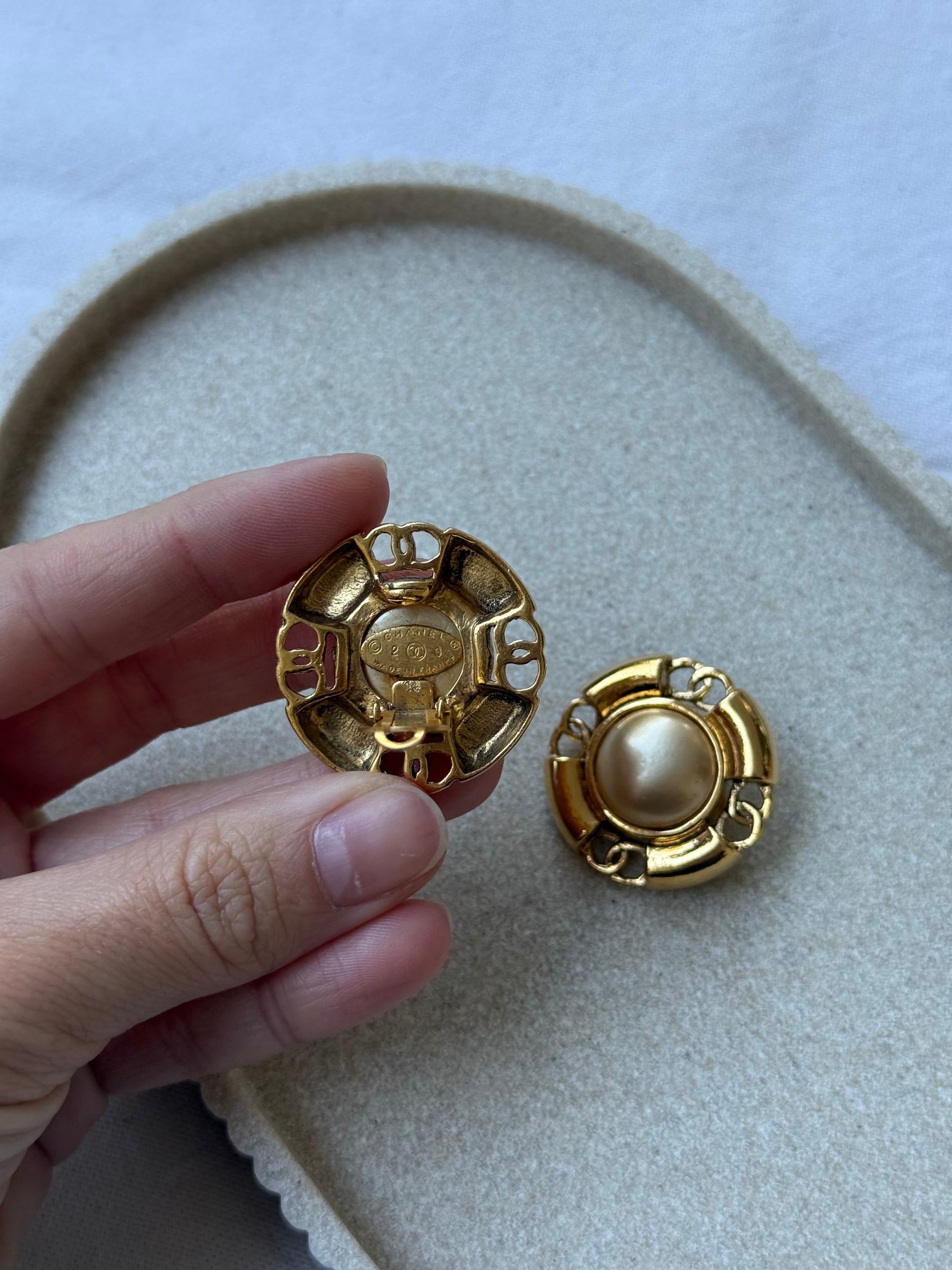 Boucles d’oreilles Chanel vintage - Perle nacrée et CC ajourés