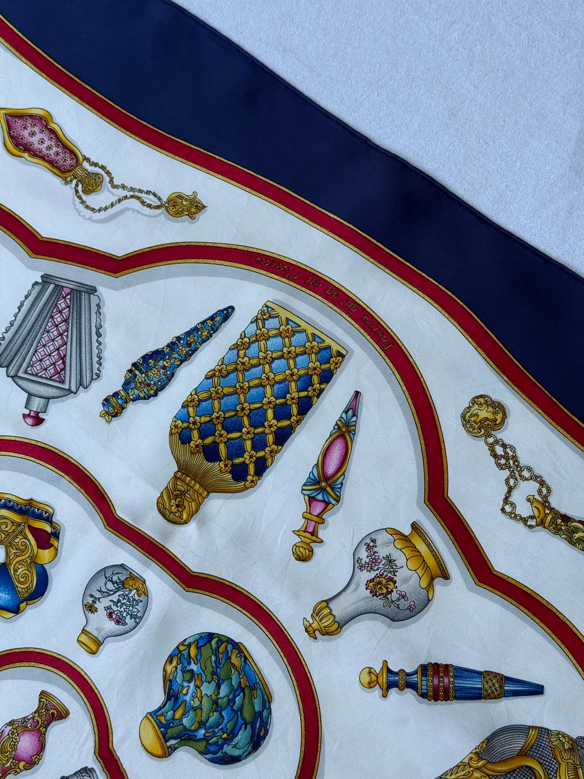 Foulard Hermès – Modèle Flacons