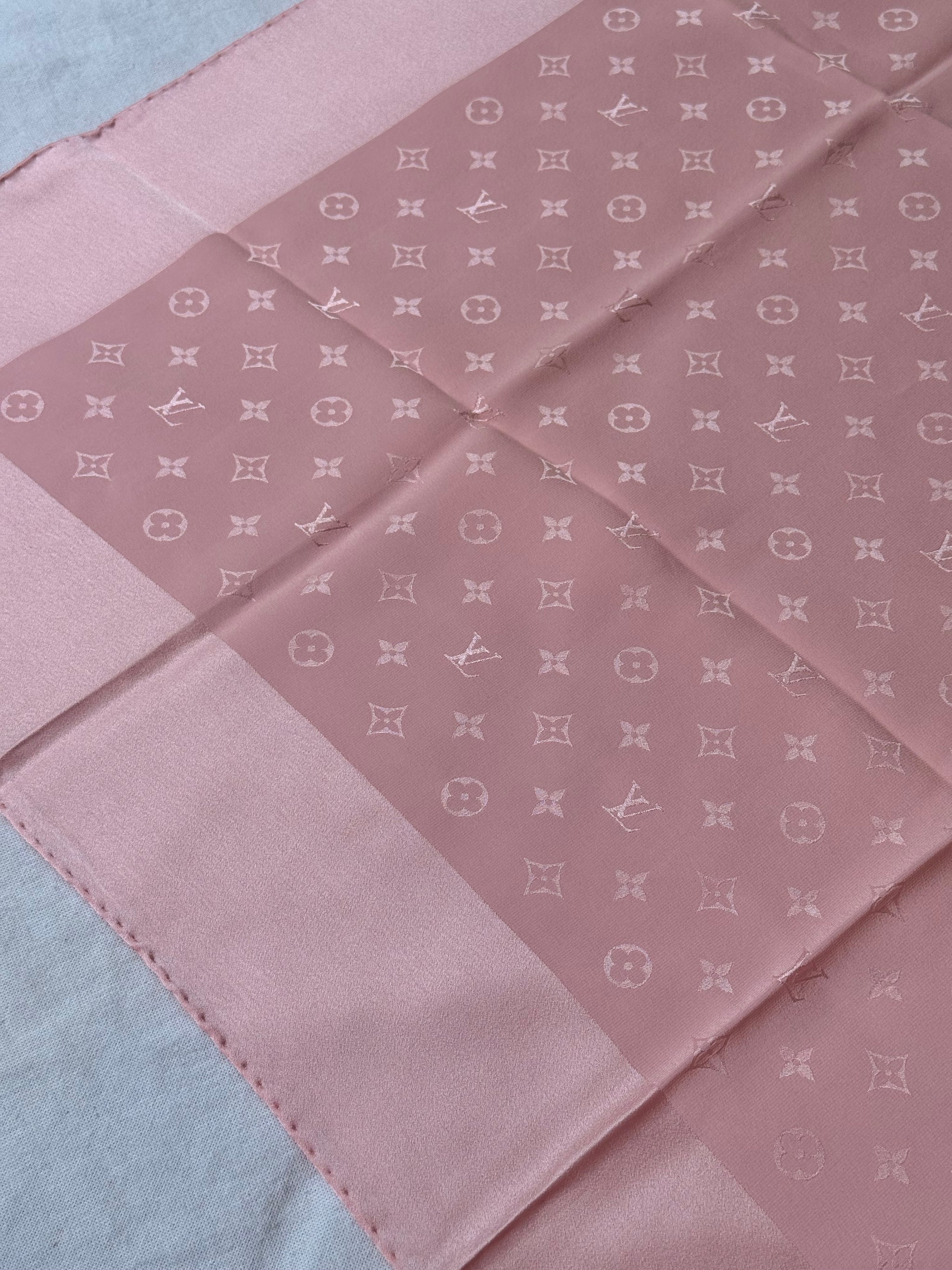 Foulard Louis Vuitton – Motifs monogramme rose