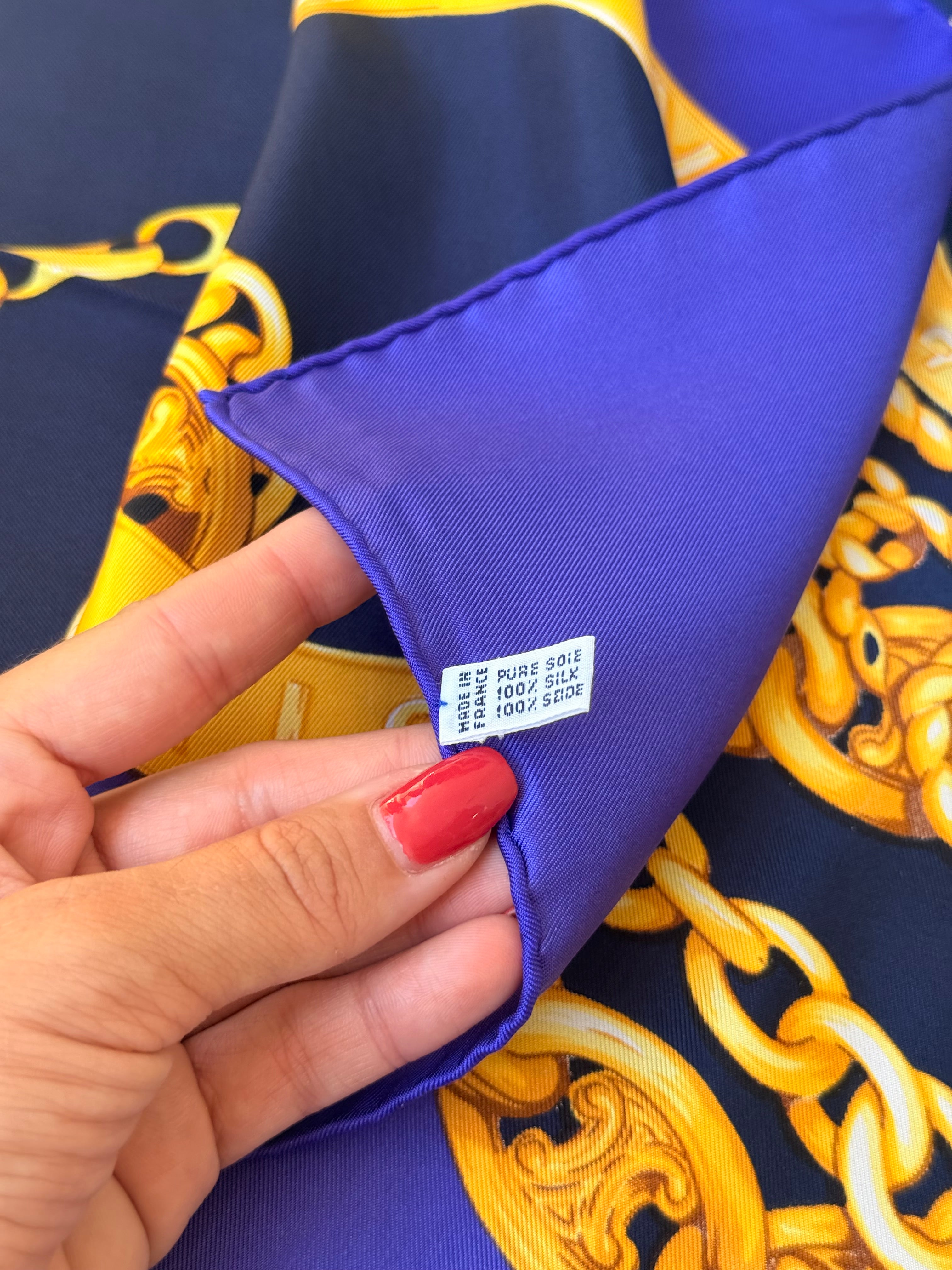 Foulard Céline – Chaînes et médaillons dorés