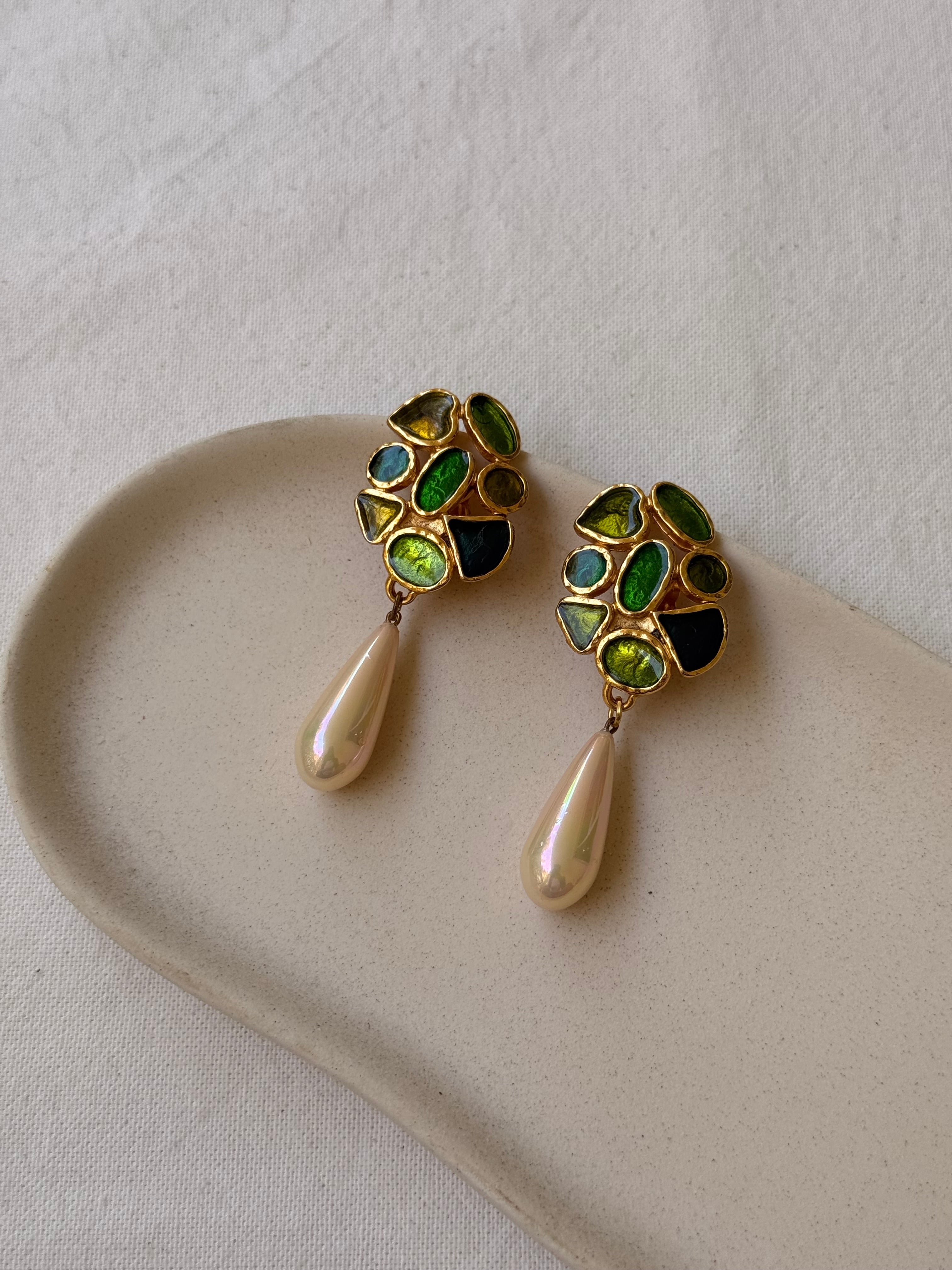 Boucles d’oreilles Édouard Rambaud vintage - Pendantes émail vert et perles nacrées