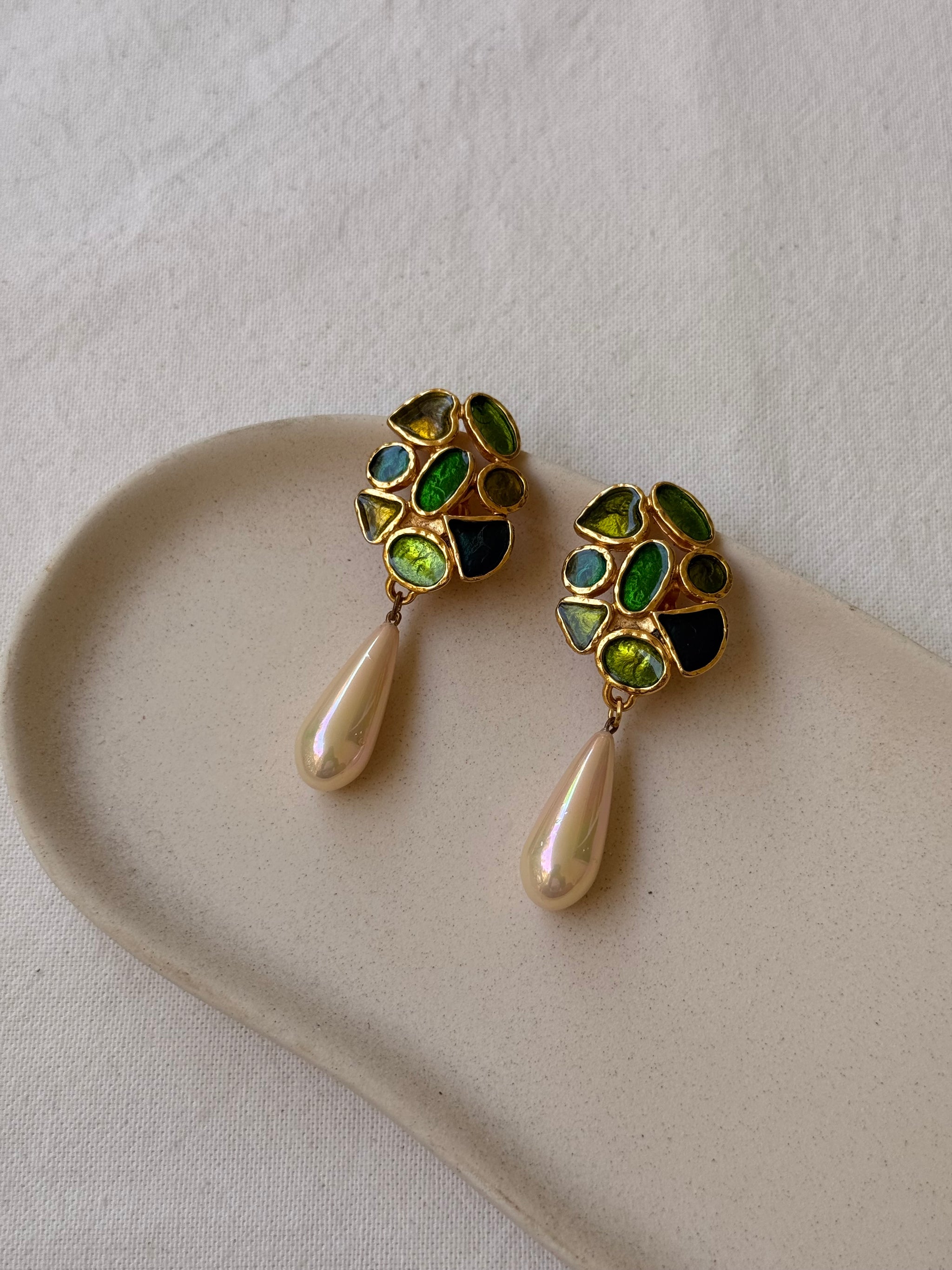 Boucles d’oreilles Édouard Rambaud vintage - Pendantes émail vert et perles nacrées