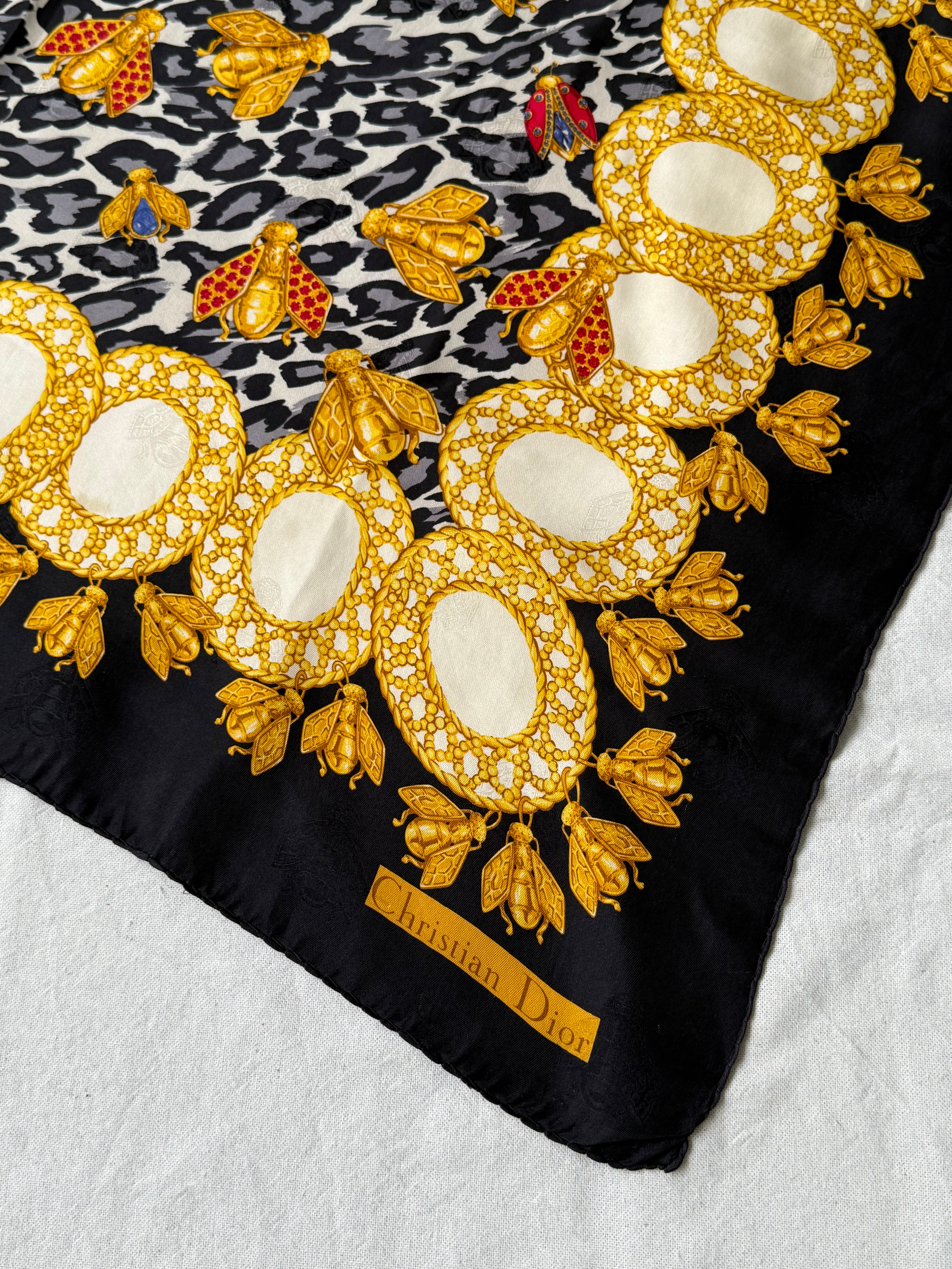 Foulard Christian Dior – Modèle léopard et abeilles