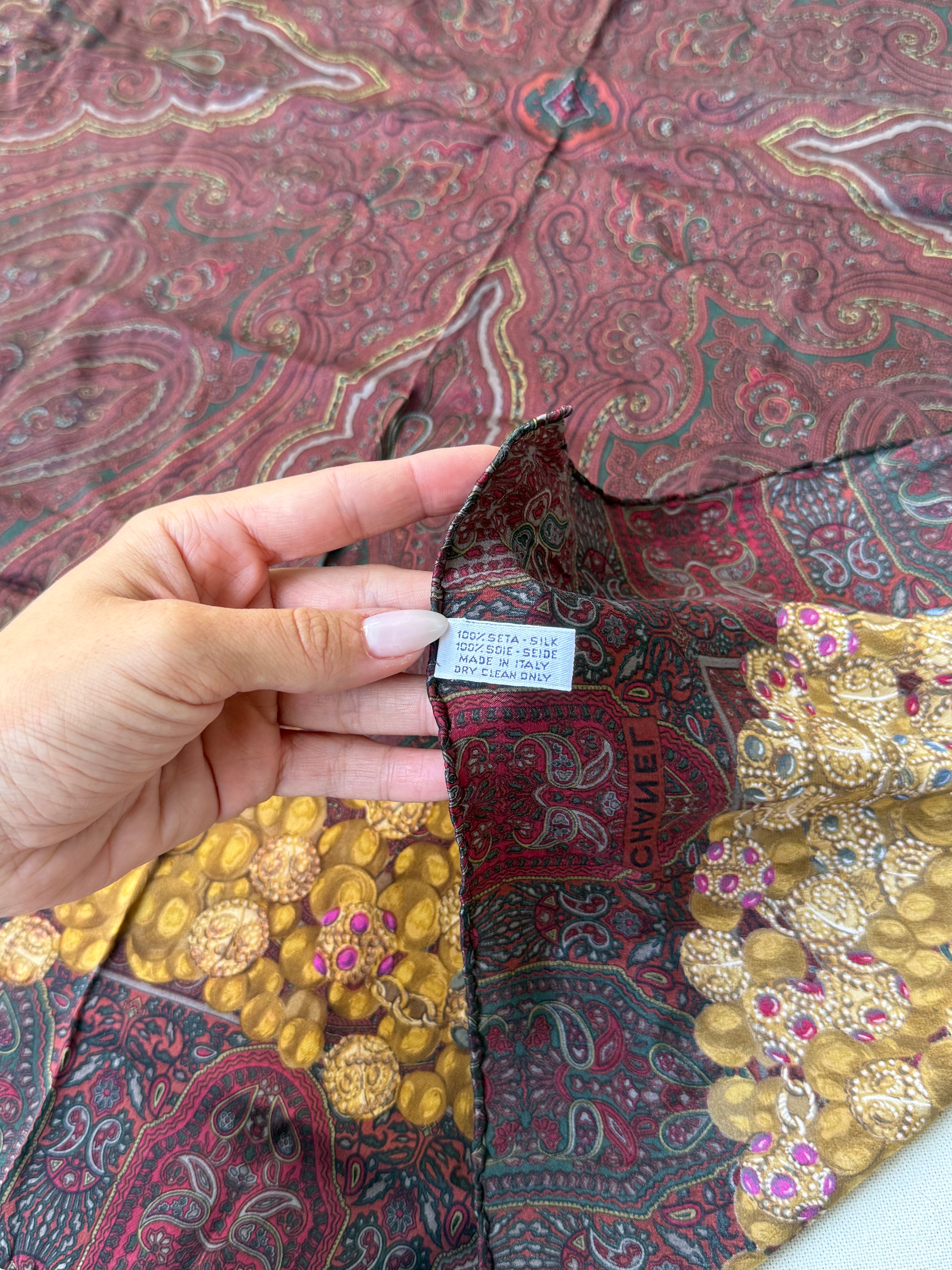 Foulard Chanel – Motif cachemire et bijouteries