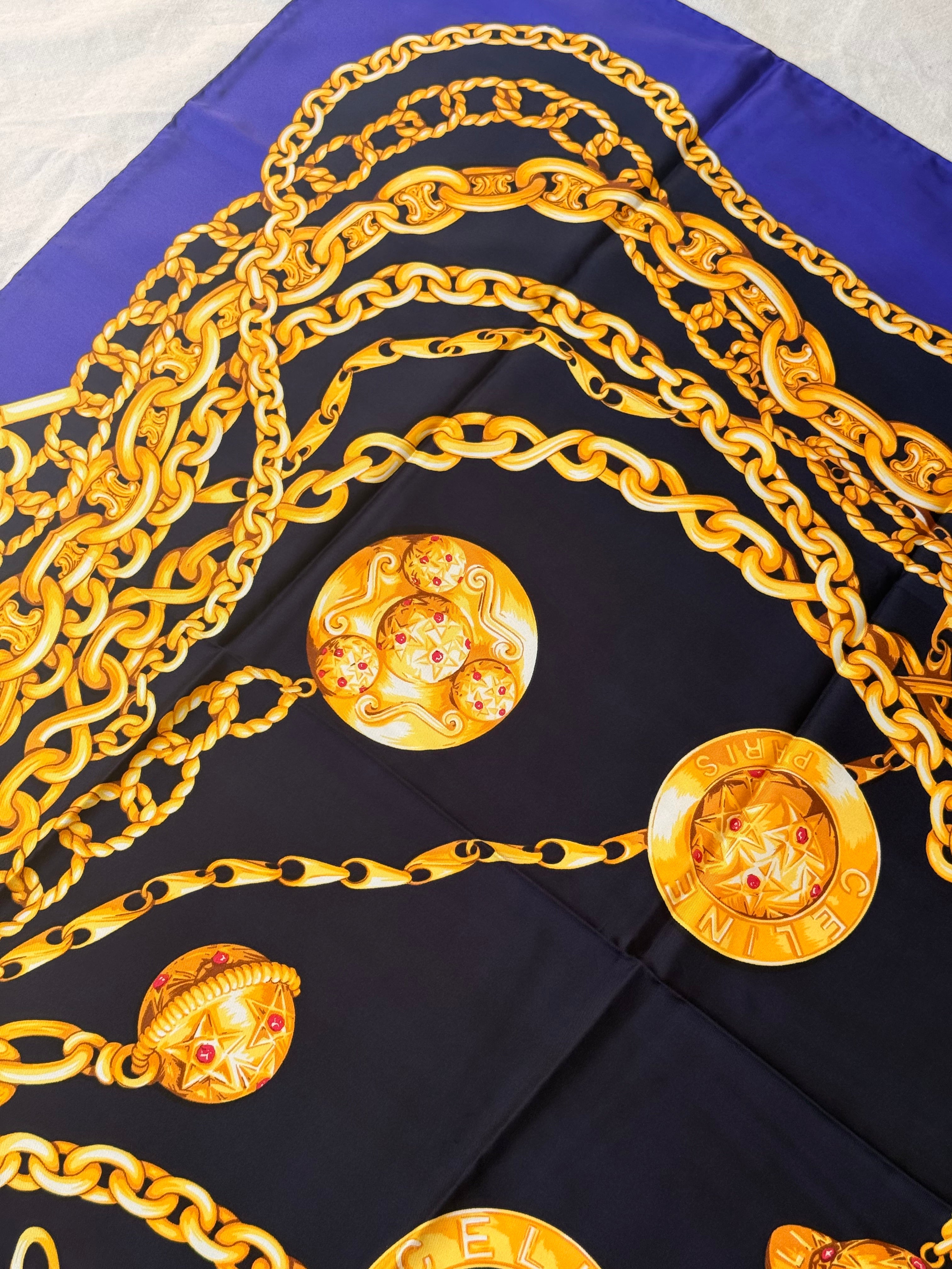 Foulard Céline – Chaînes et médaillons dorés