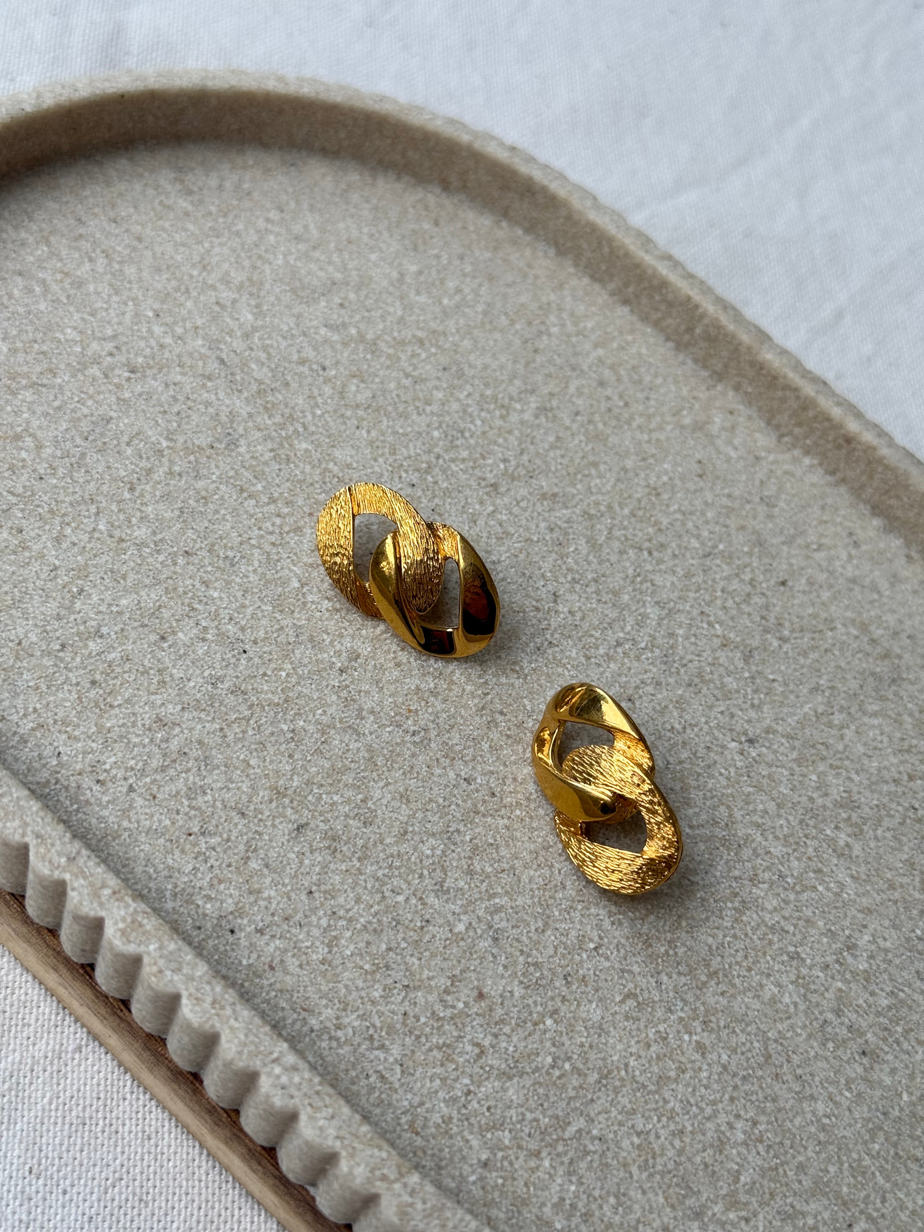 Boucles d'oreilles Napier vintage - Maillons entrelacés dorés (oreilles percées)