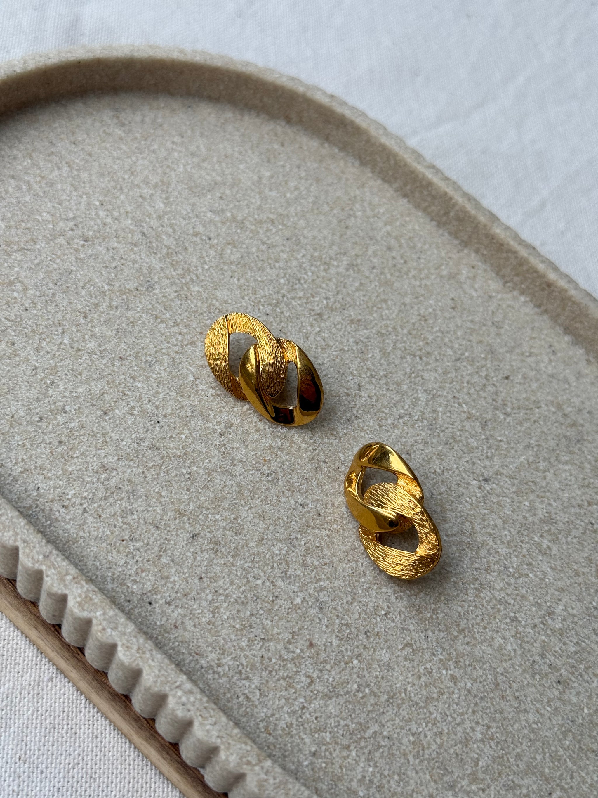 Boucles d'oreilles Napier vintage - Maillons entrelacés dorés (oreilles percées)