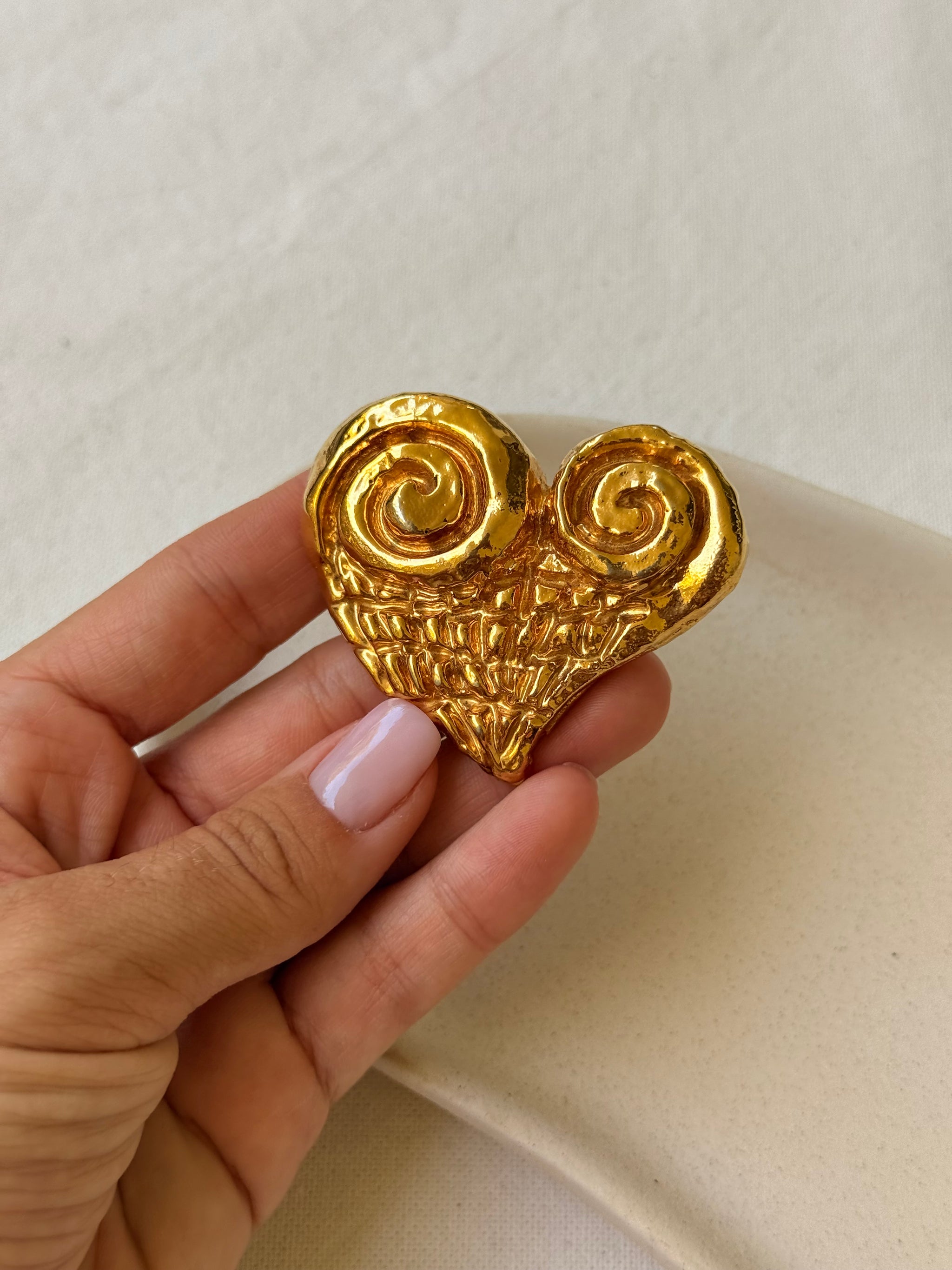 Broche vintage - Cœur texturé en résine