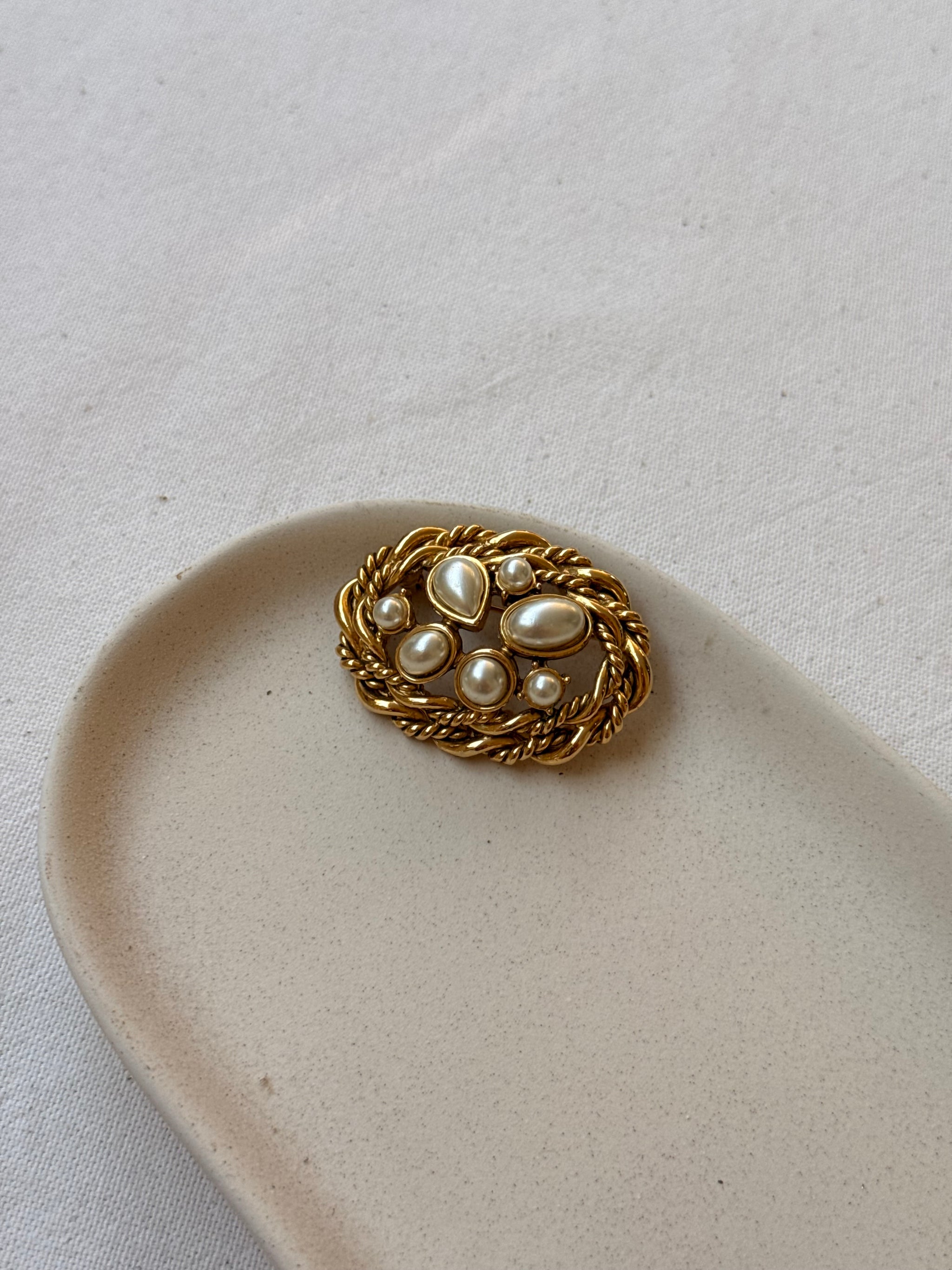 Broche vintage - Ovale ornée de perles fantaisie