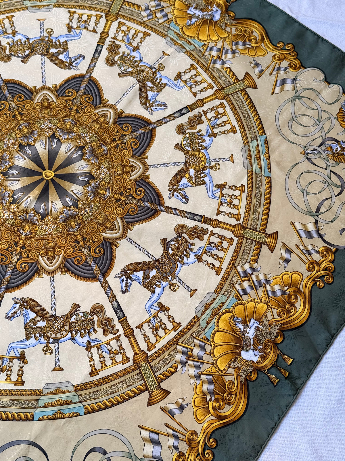 Foulard Hermès – Modèle Luna Park
