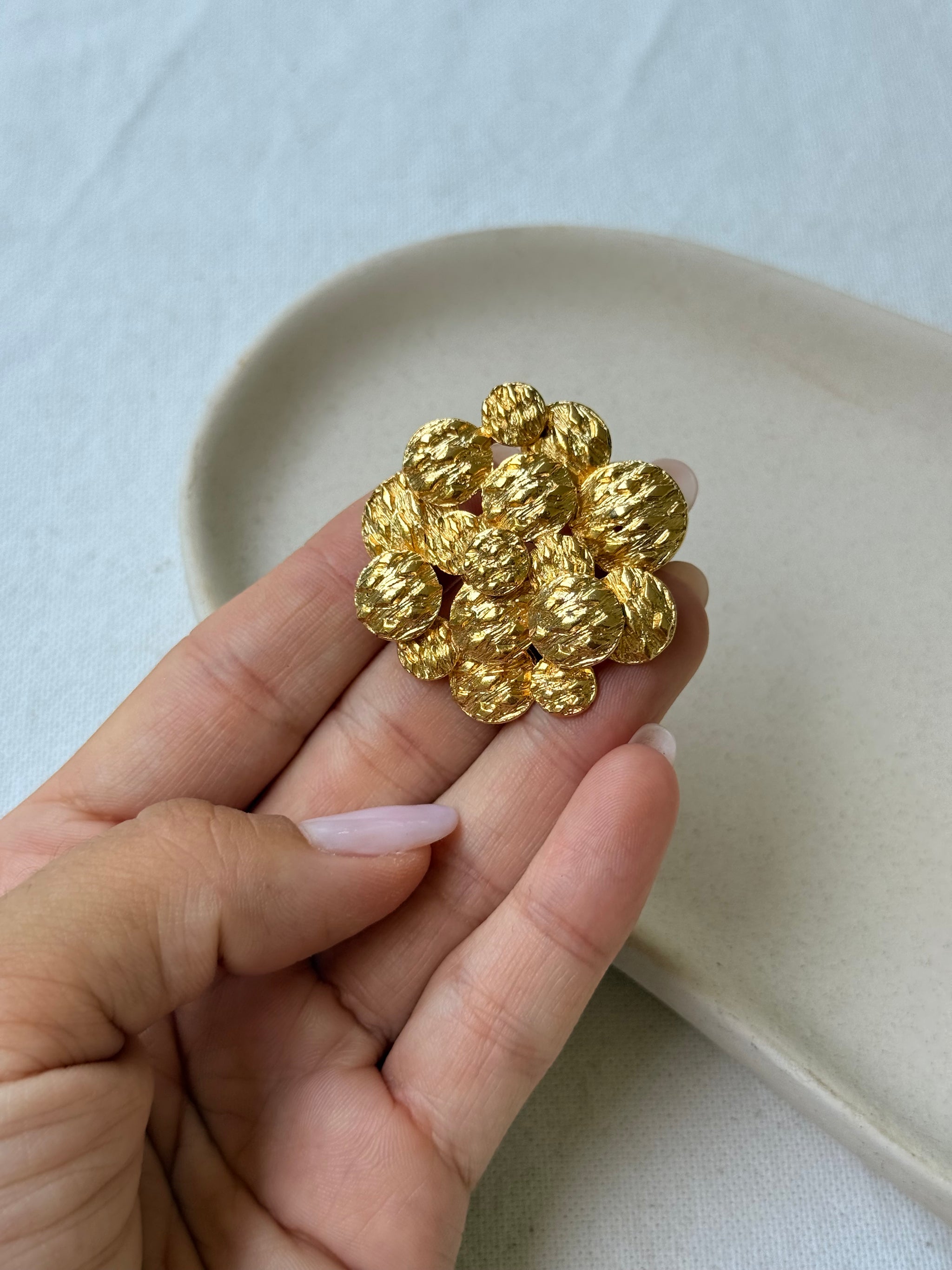Broche vintage - Motif pastilles dorées