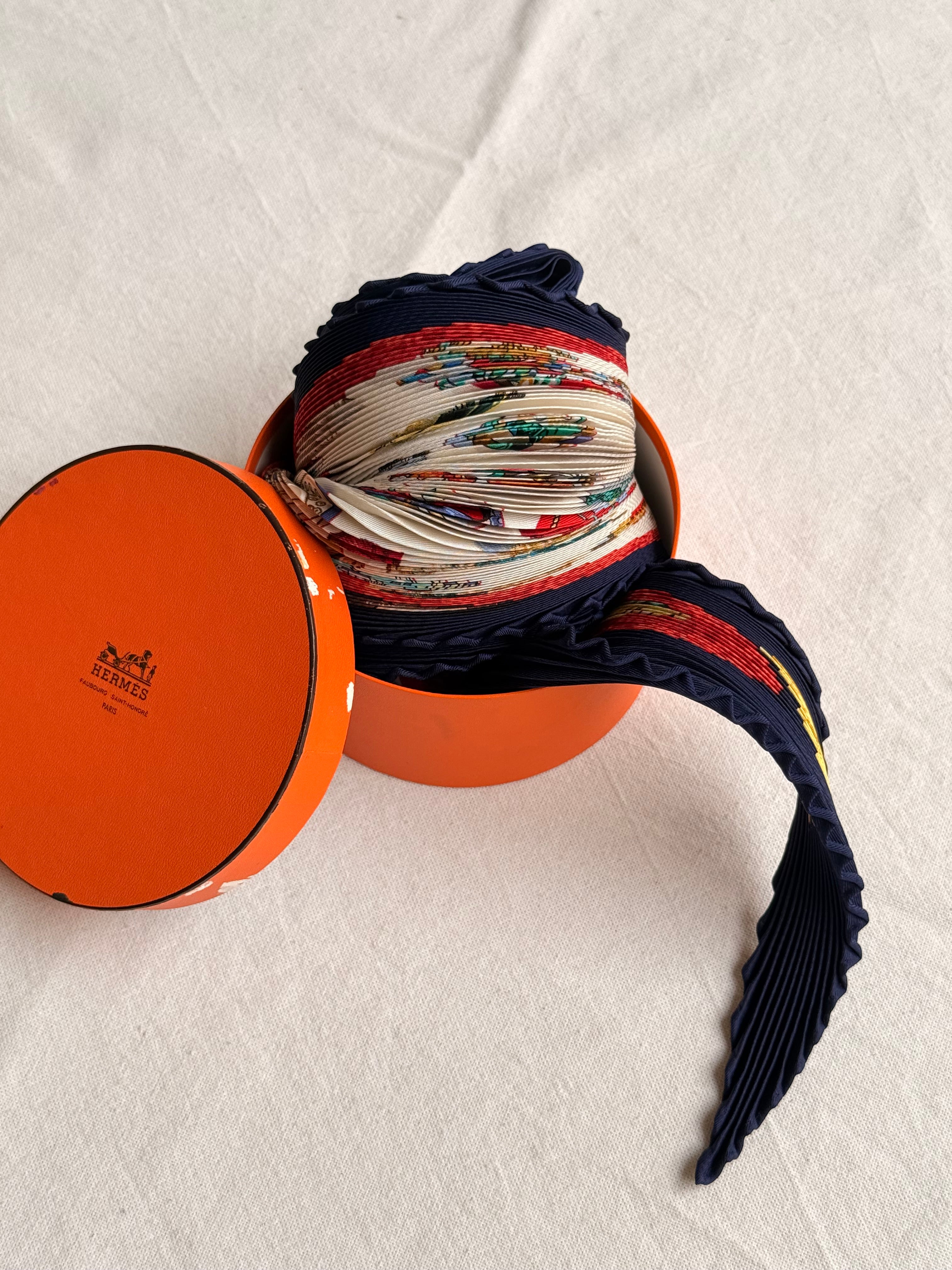 Foulard Hermès plissé – Modèle Couvée d’Hermès