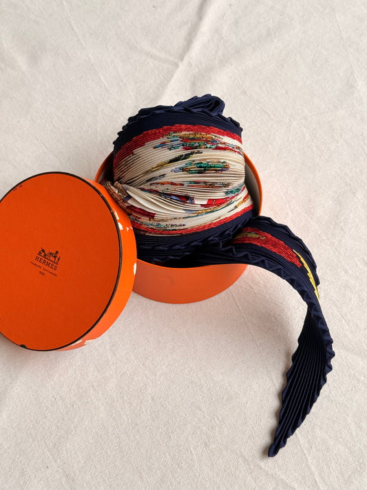 Foulard Hermès plissé – Modèle Couvée d’Hermès