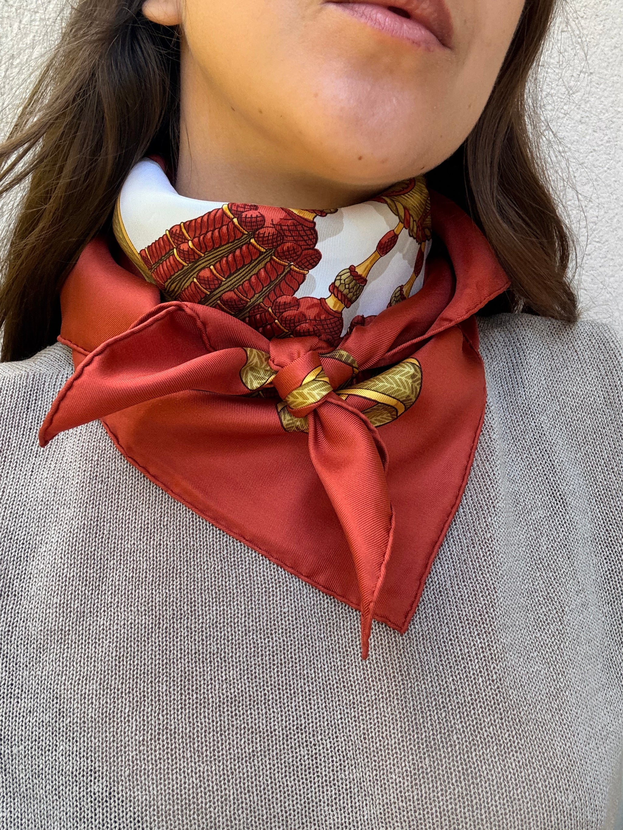 Foulard Hermès – Modèle Frontaux et Cocardes