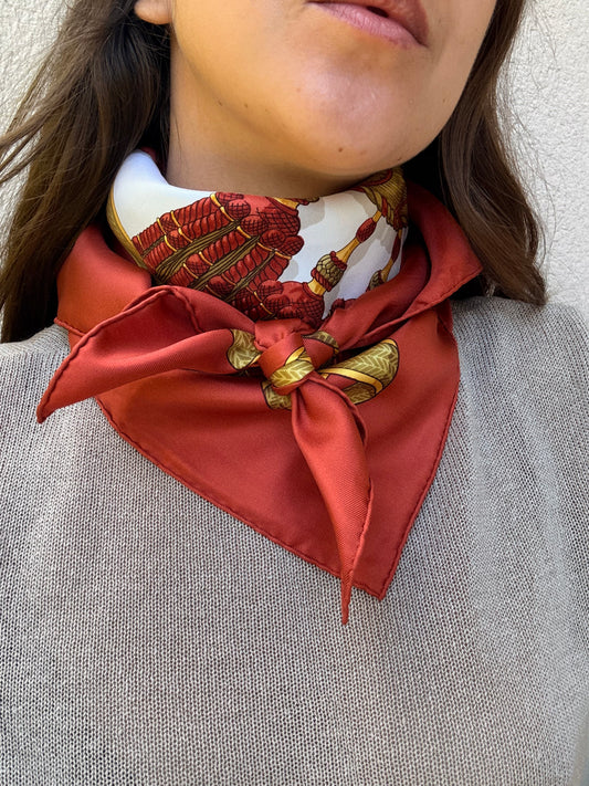 Foulard Hermès – Modèle Frontaux et Cocardes
