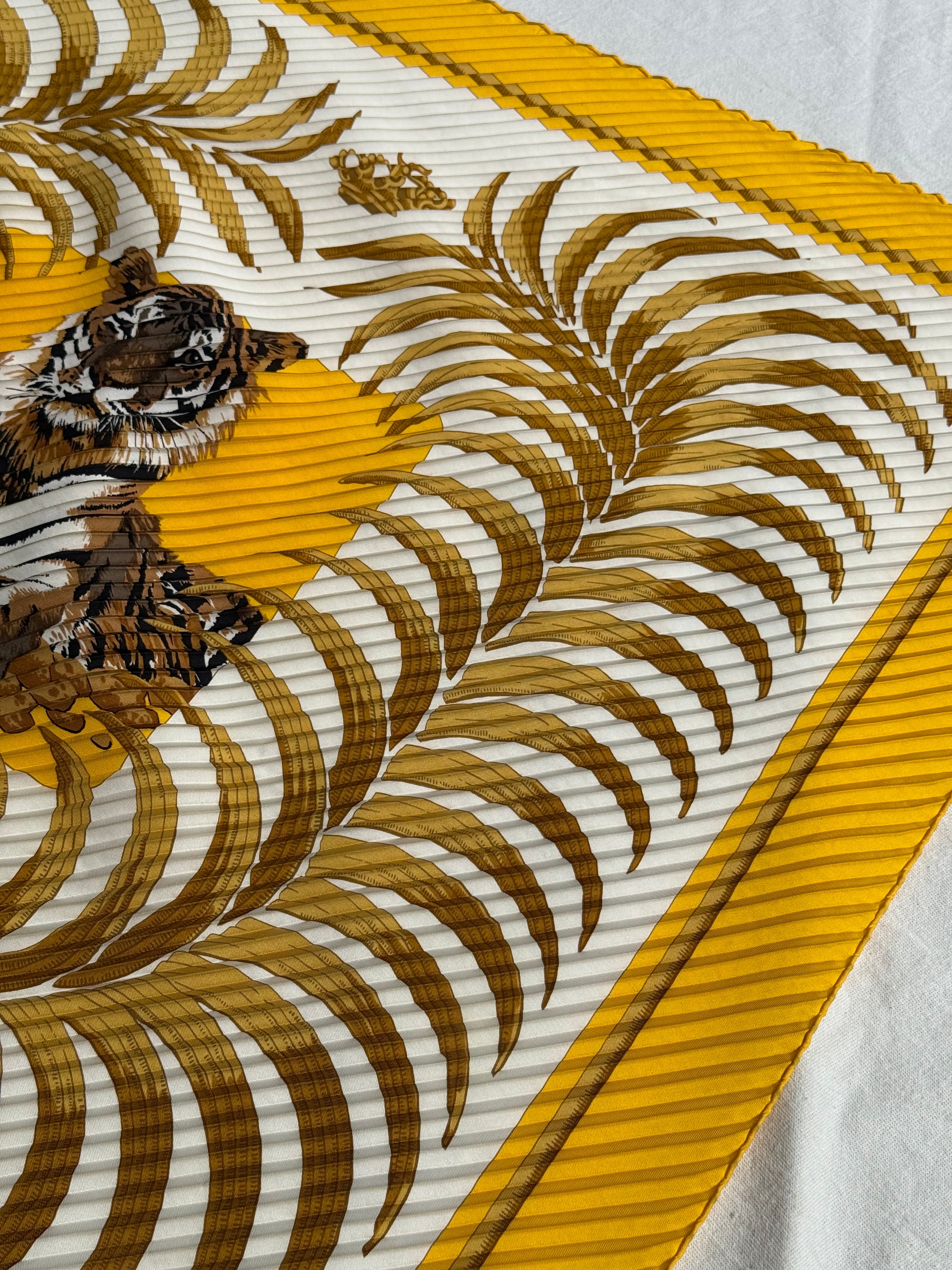 Foulard Hermès plissé – Modèle Tigre Royal