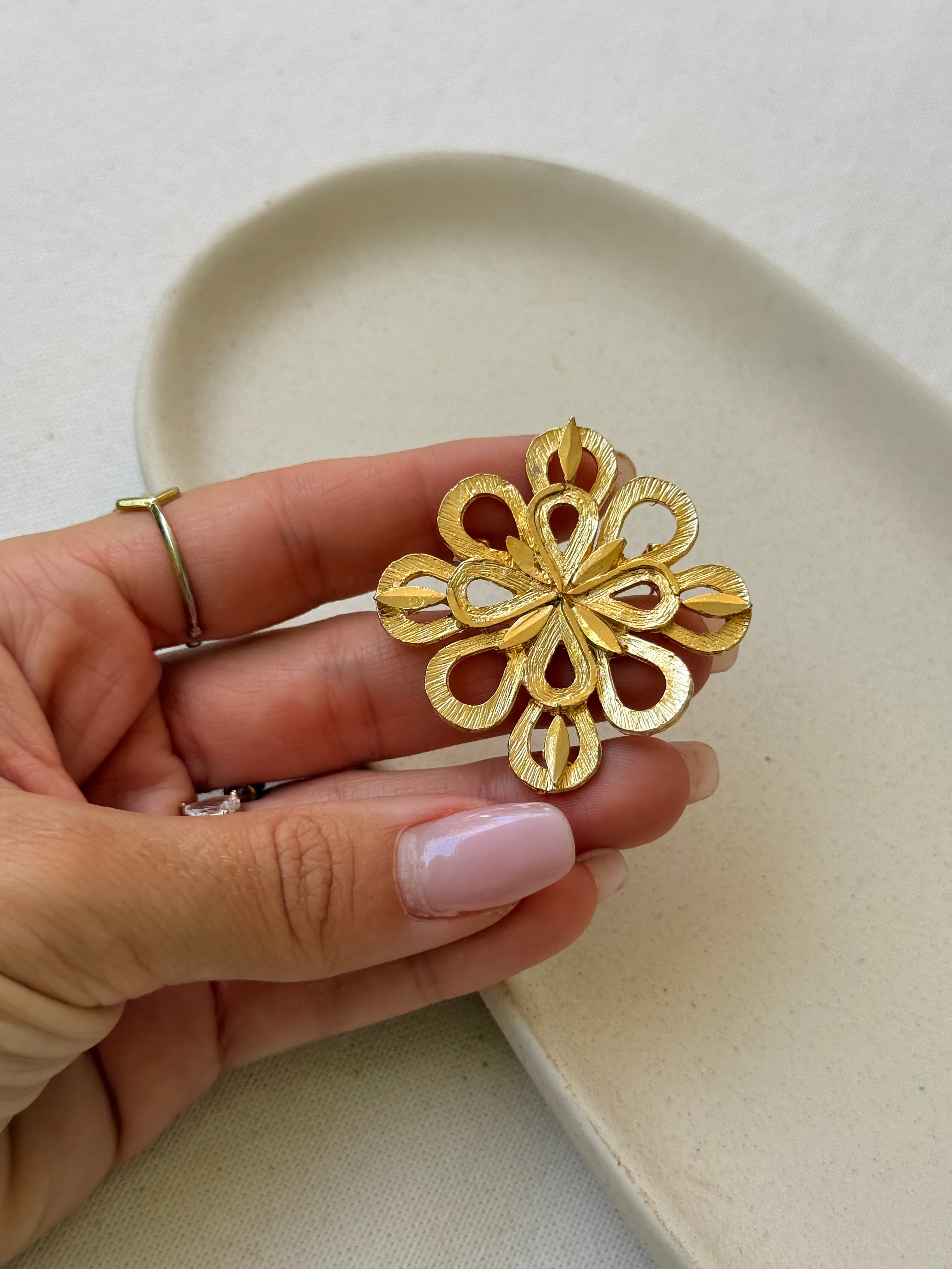 Broche vintage - Fleur stylisée ajourée