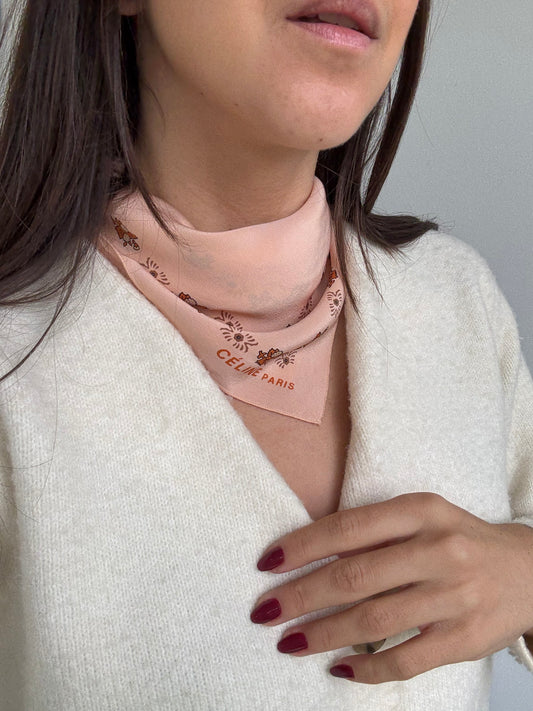 Foulard Céline – Motifs floraux sur fond nude poudré