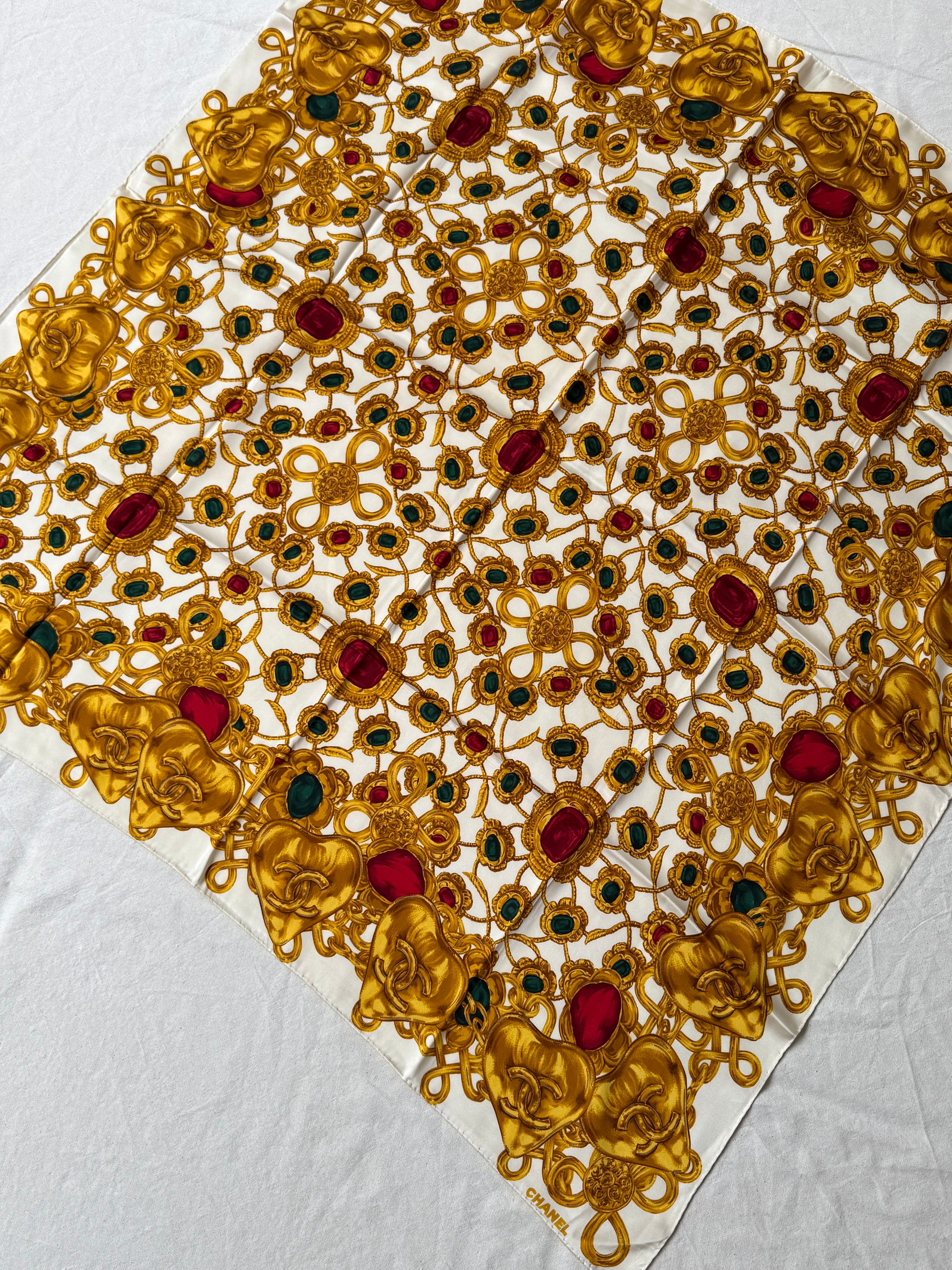 Foulard Chanel – Modèle blanc et bijouteries