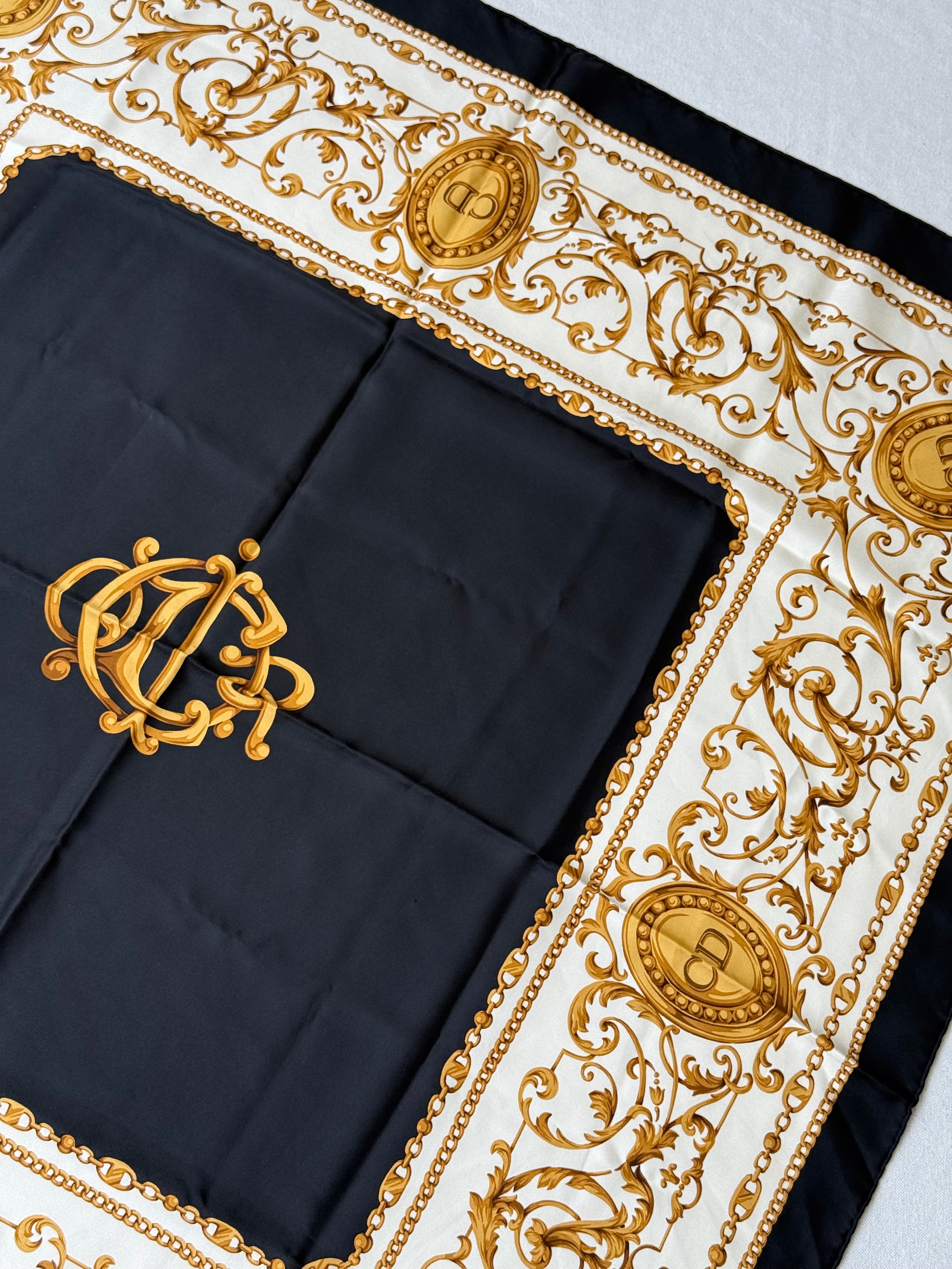 Foulard Christian Dior – Inscriptions CD et arabesques