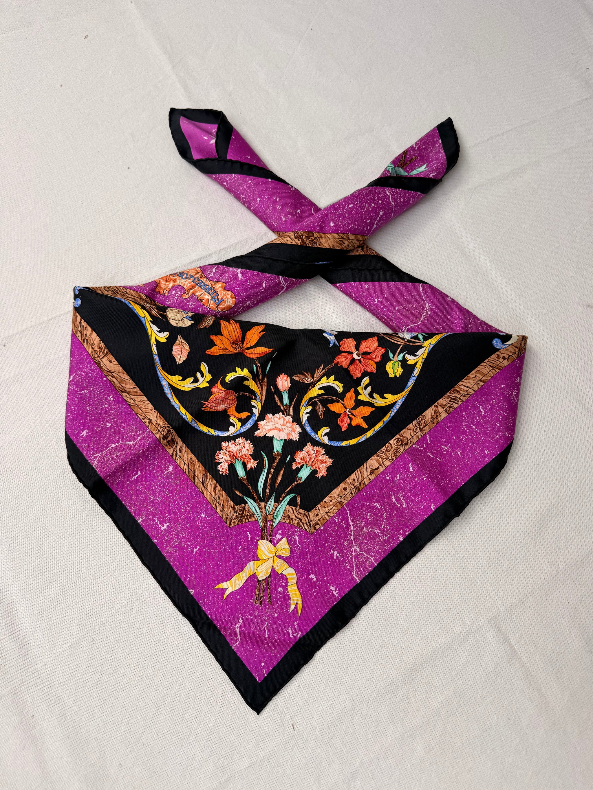 Foulard Hermès – Modèle Pierres d’Orient et d’Occident