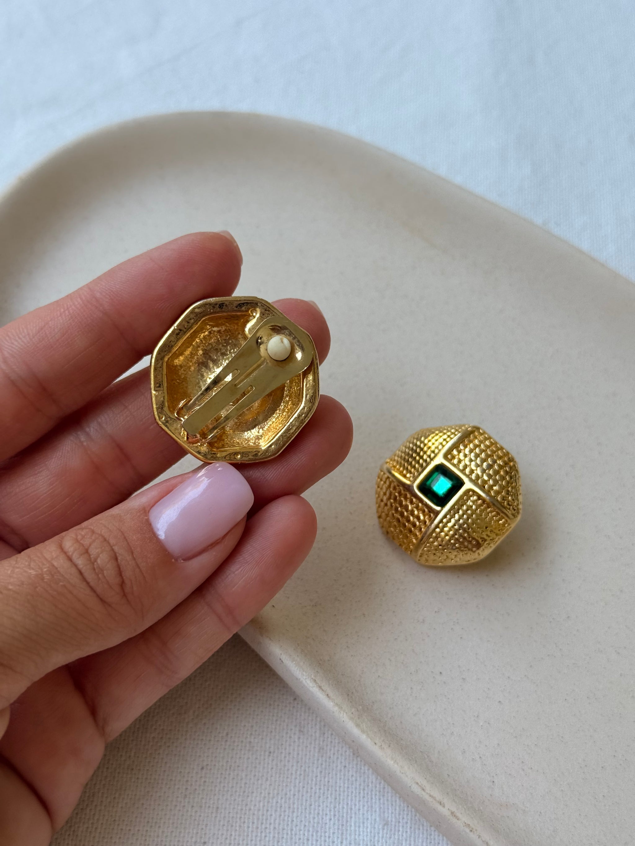 Boucles d’oreilles vintage - Dorées et strass vert émeraude