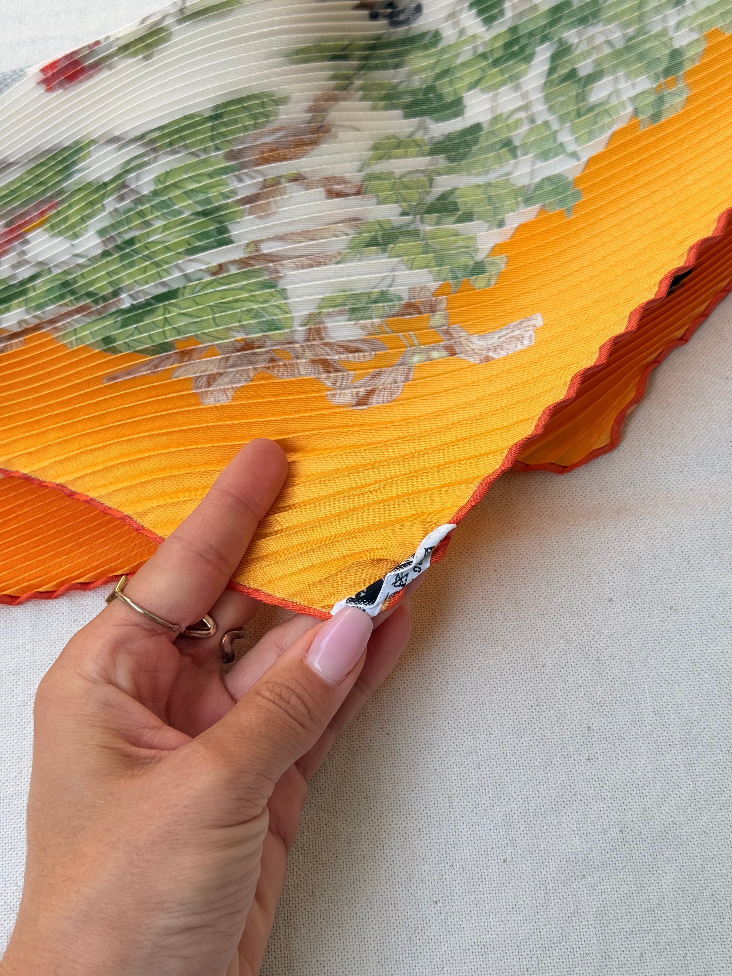 Foulard Hermès plissé – Modèle Au Cœur des Bois