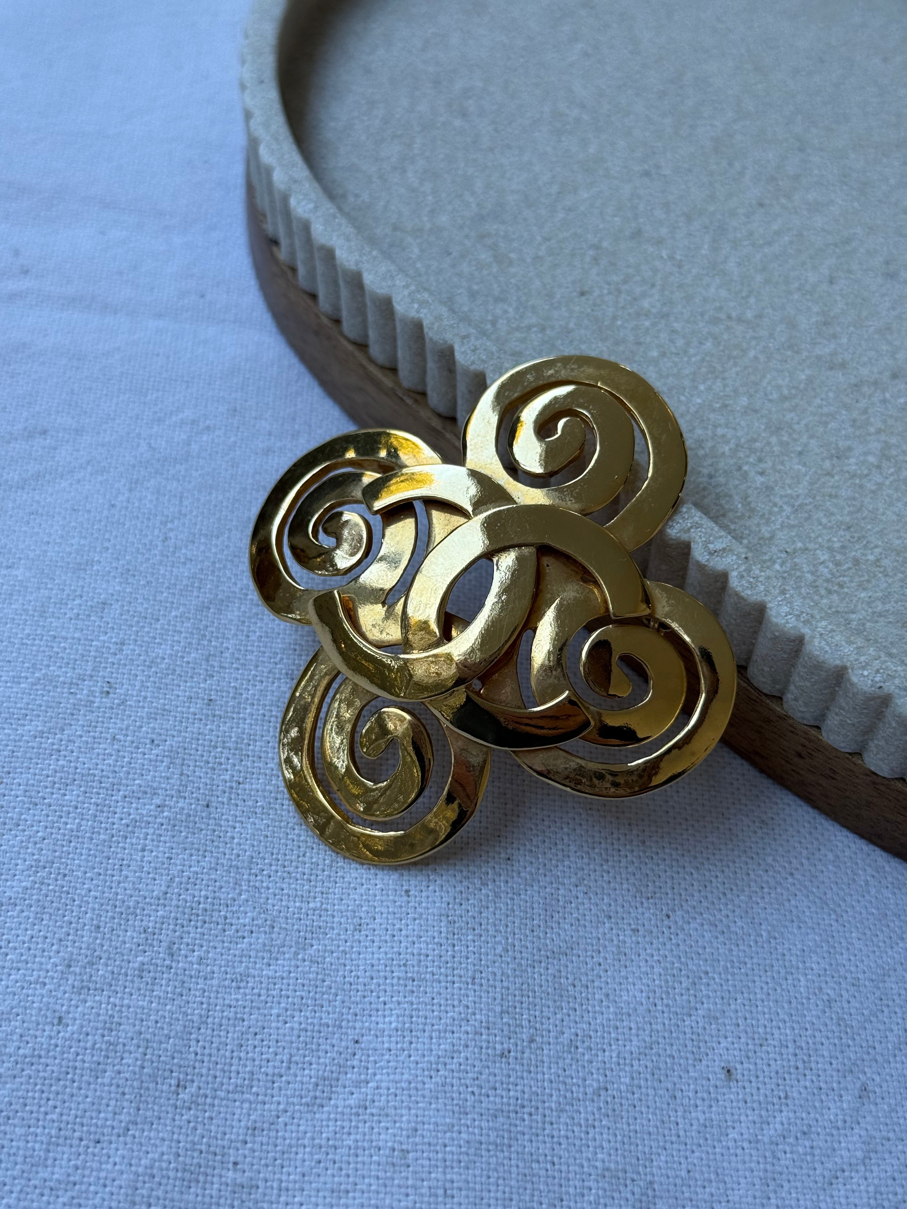 Broche Chanel vintage - Spirale dorée et CC