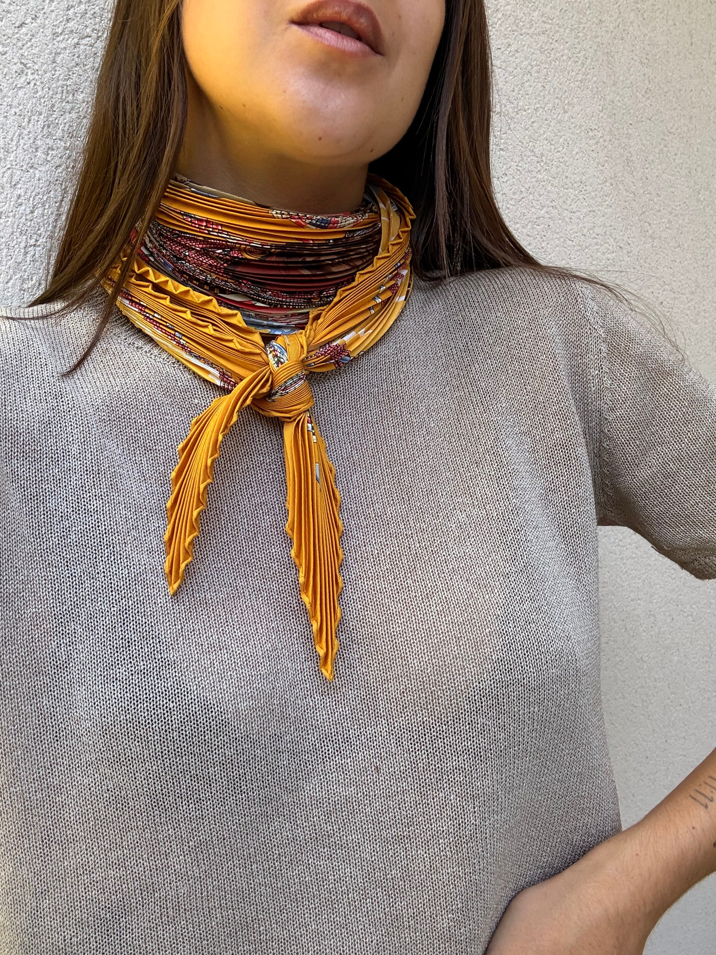 Foulard Hermès plissé – Modèle Perles du Kenya
