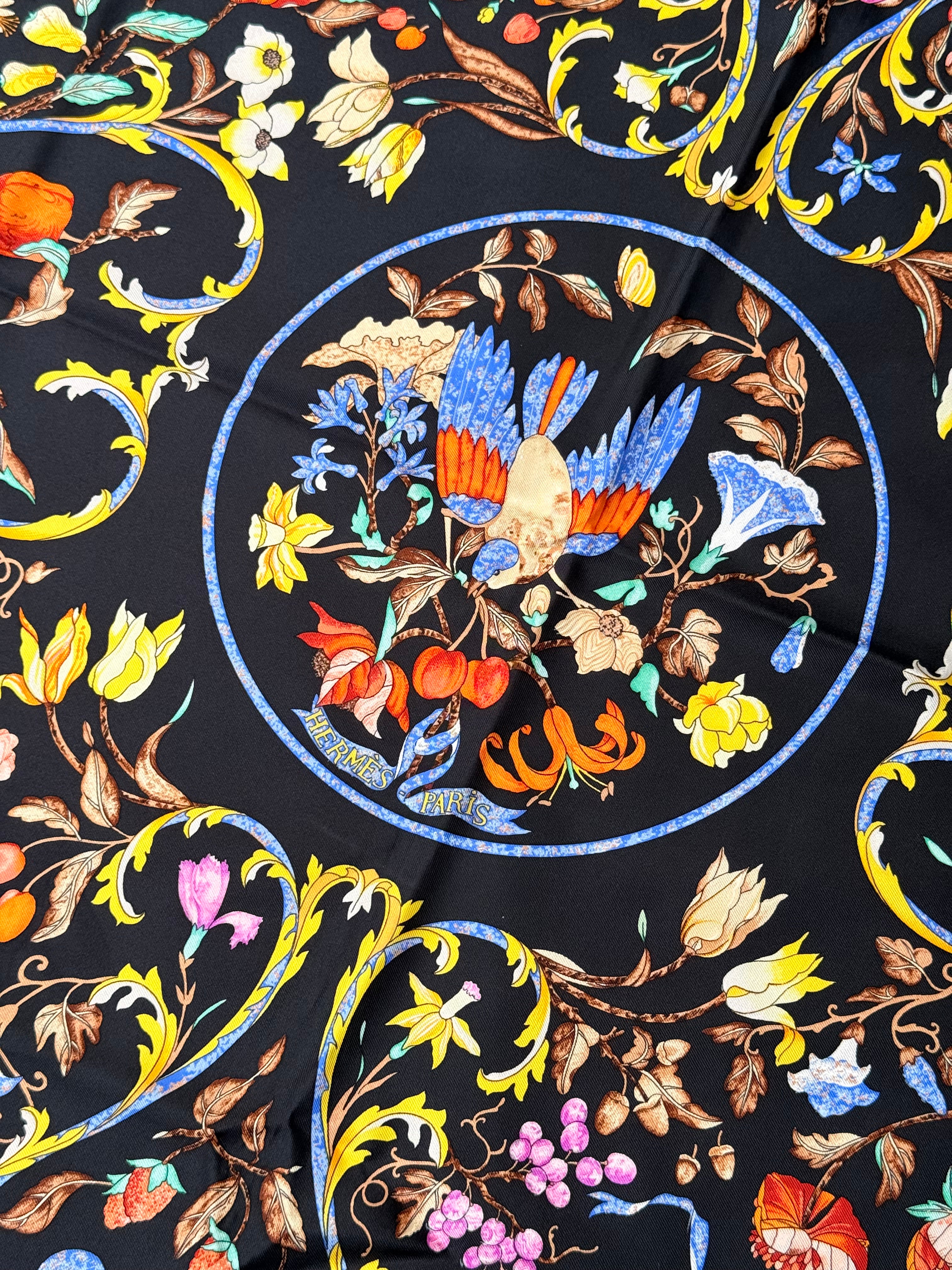 Foulard Hermès – Modèle Pierres d’Orient et d’Occident
