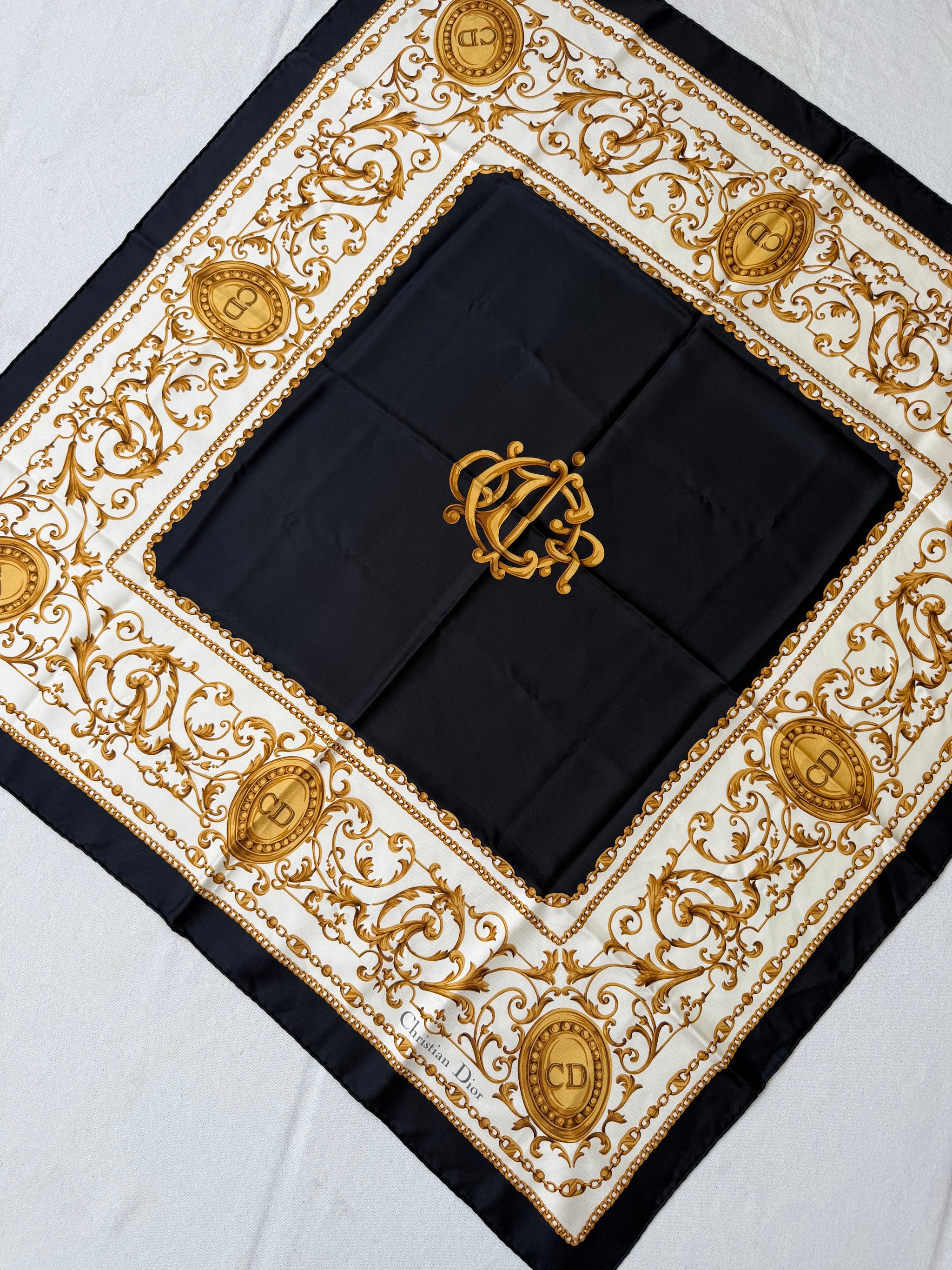 Foulard Christian Dior – Inscriptions CD et arabesques