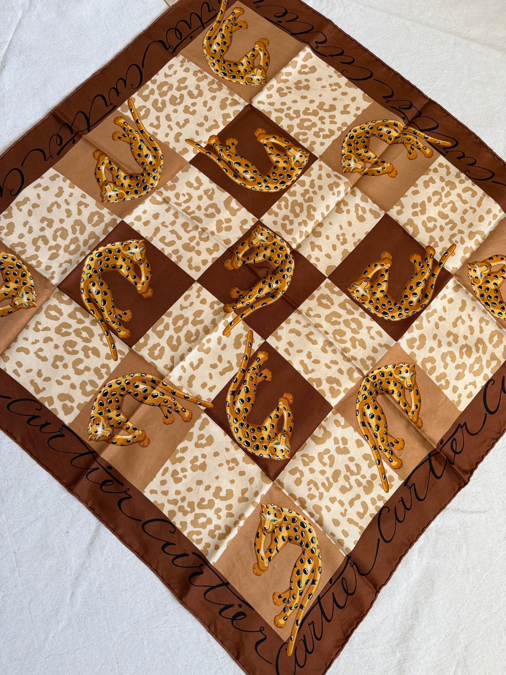 Foulard Cartier – Modèle camel et panthères