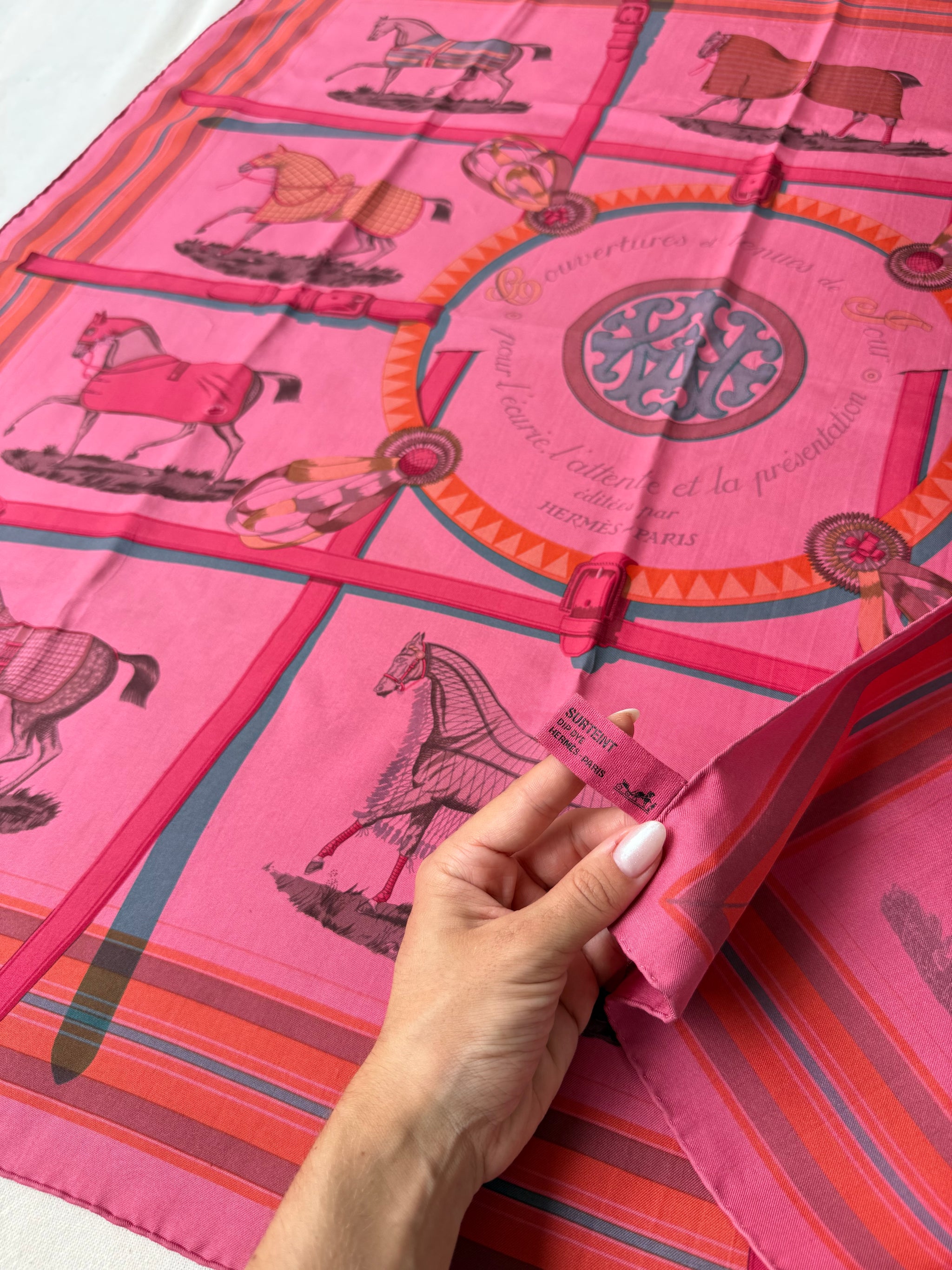 Foulard Hermès – modèle Couvertures et Tenues de jour (surteint fuchsia)