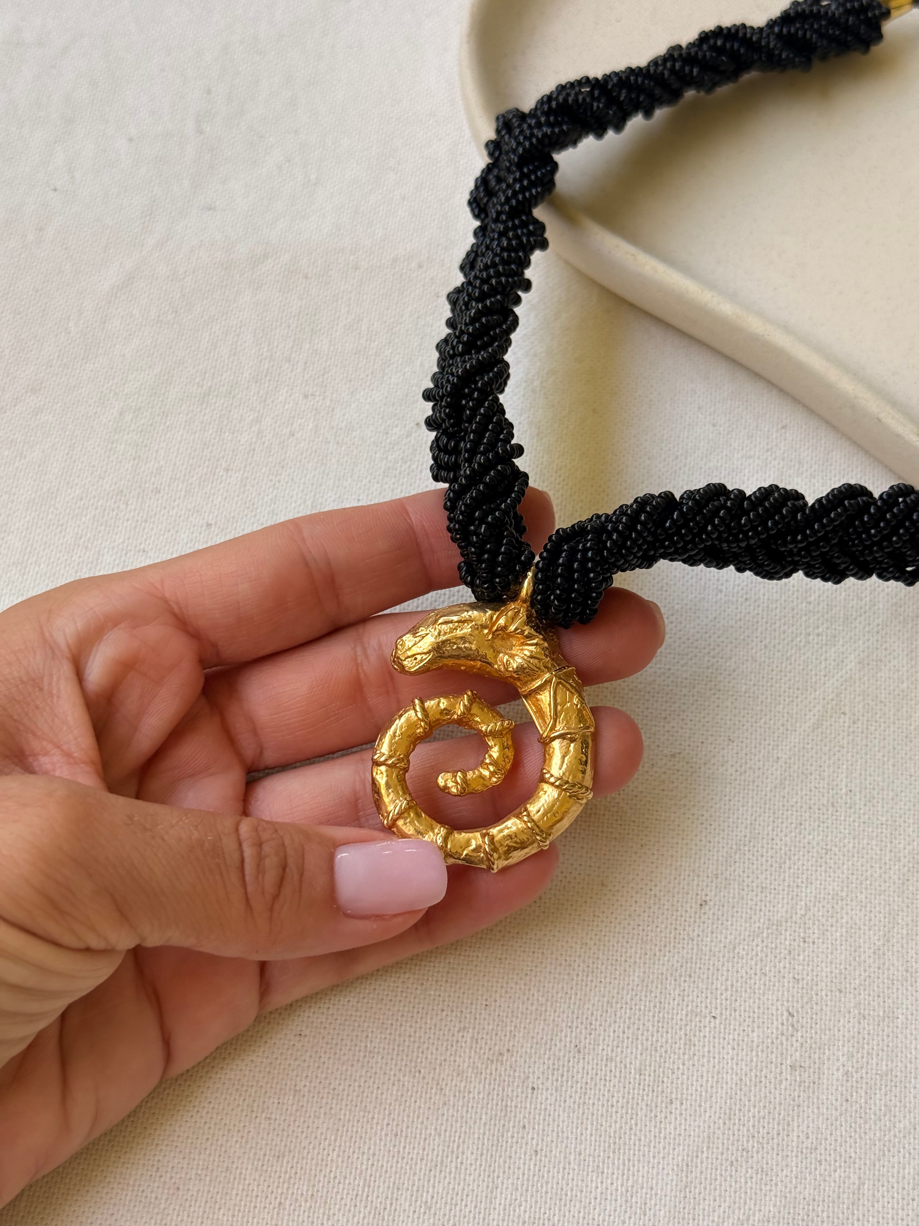 Collier vintage - Perles noires et pendentif serpent doré