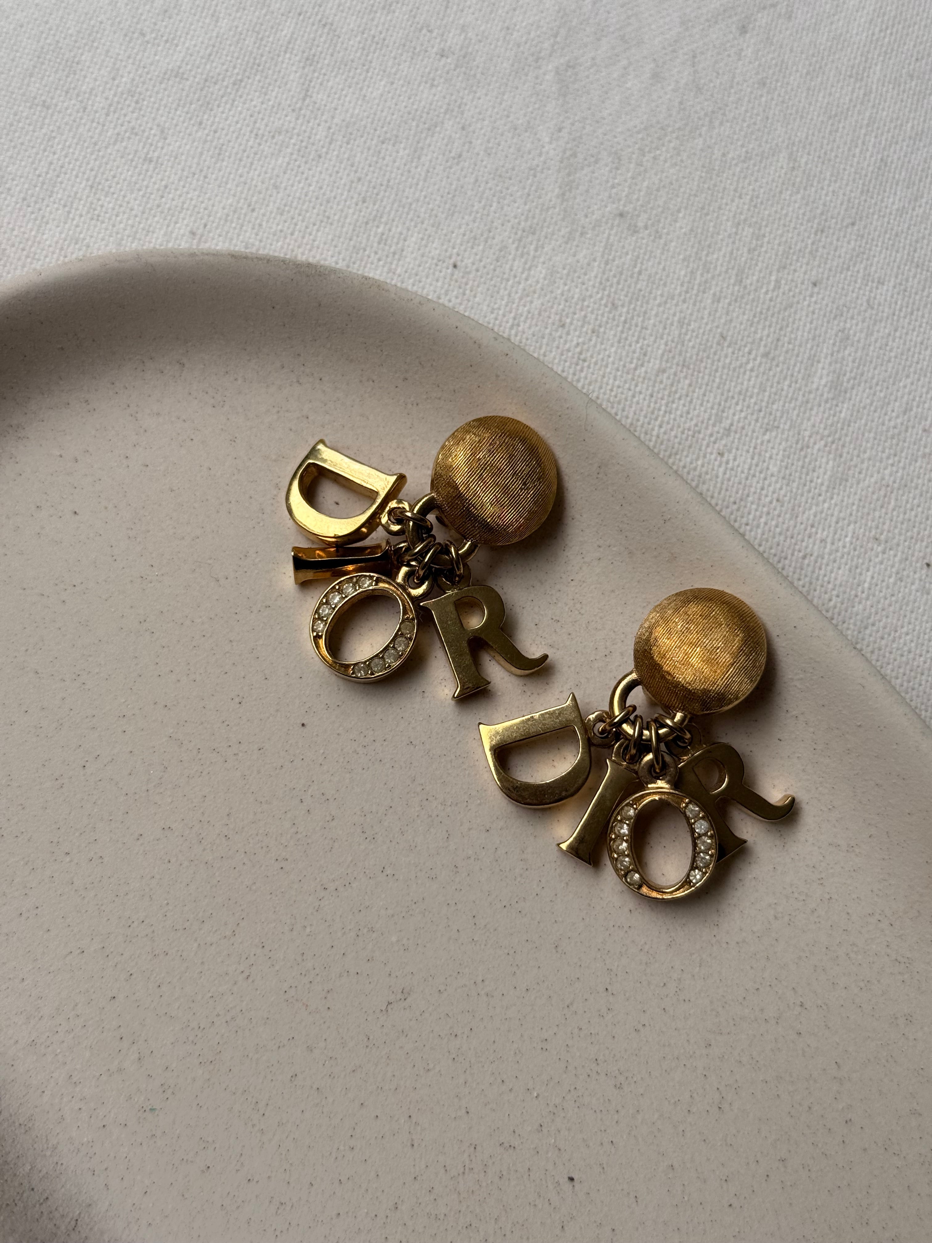 Boucles d’oreilles Christian Dior vintage - Lettres DIOR pendantes