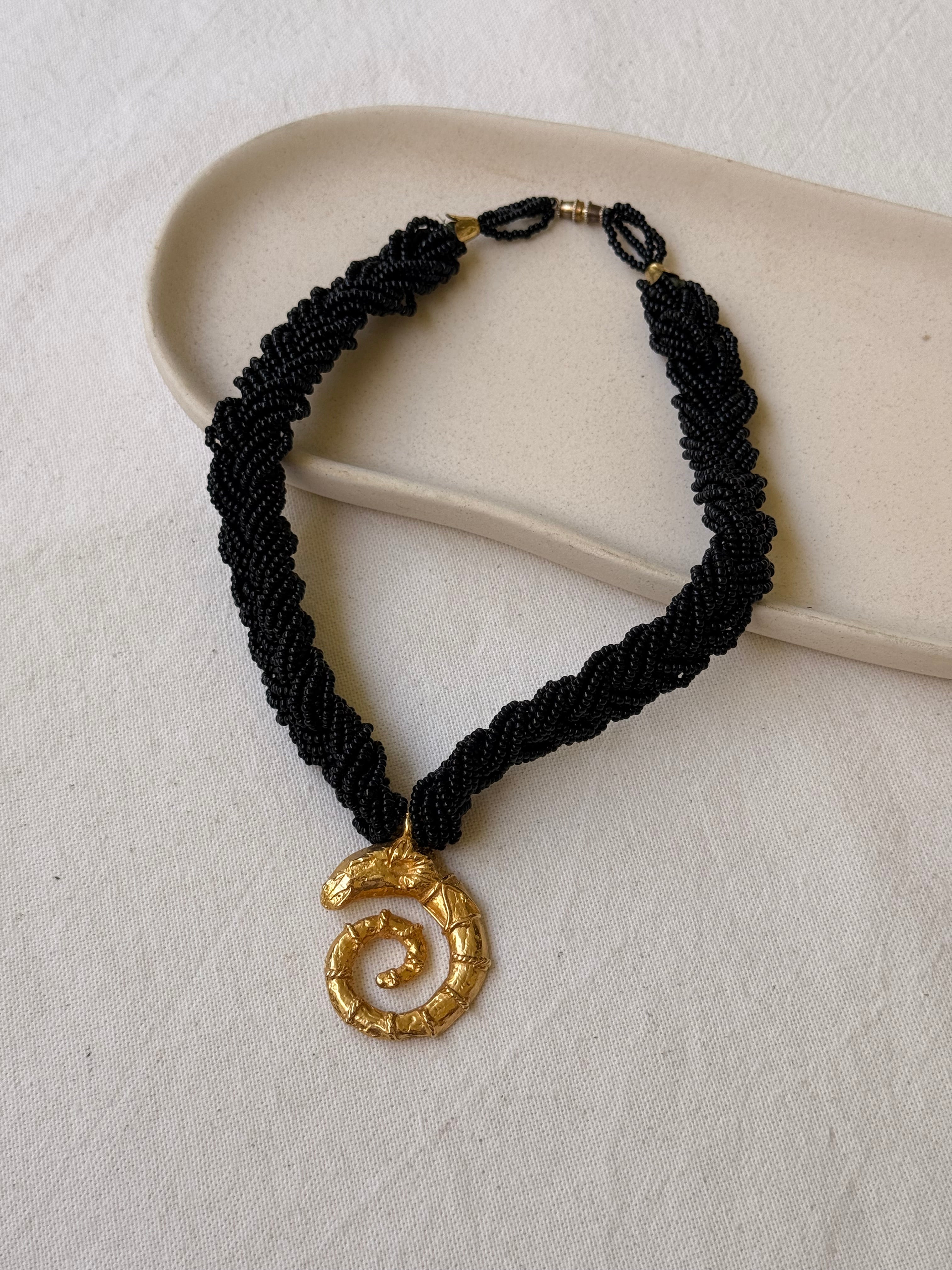 Collier vintage - Perles noires et pendentif serpent doré