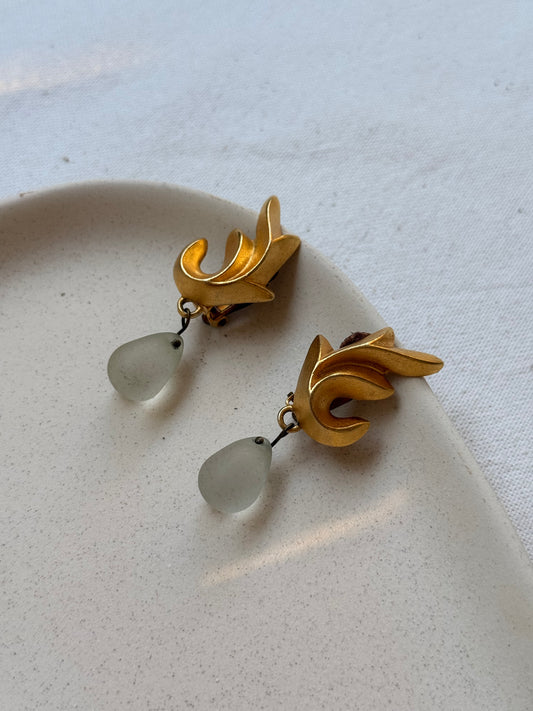 Boucles d’oreilles Jacques An Lanh vintage - Flamme dorée et goutte pendante