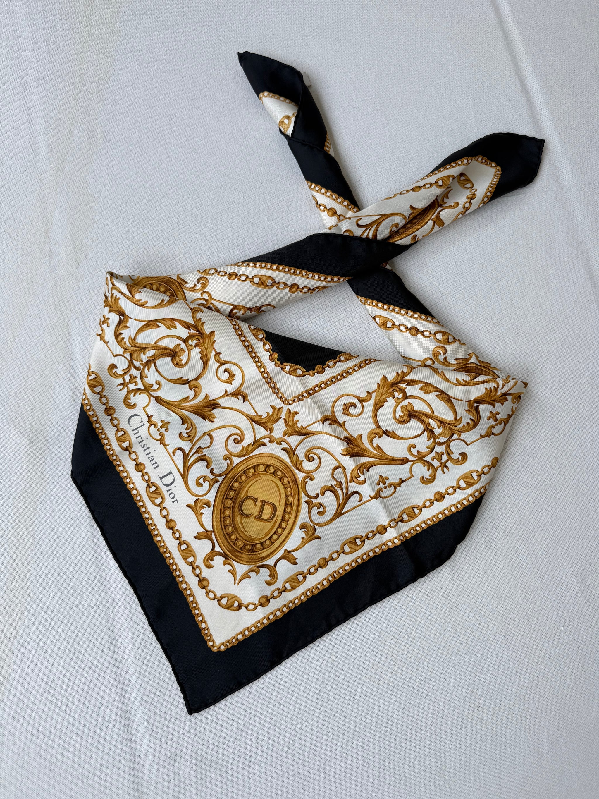 Foulard Christian Dior – Inscriptions CD et arabesques