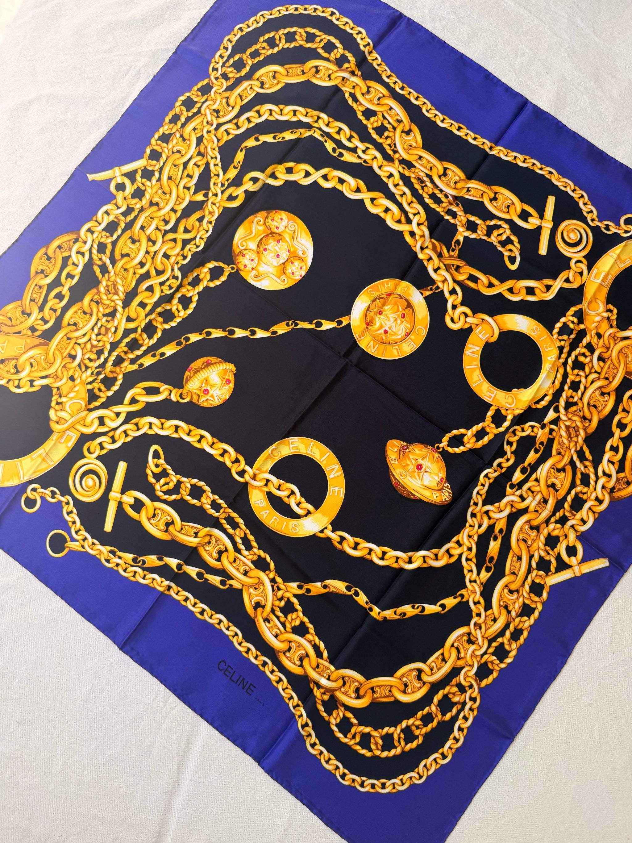 Foulard Céline – Chaînes et médaillons dorés