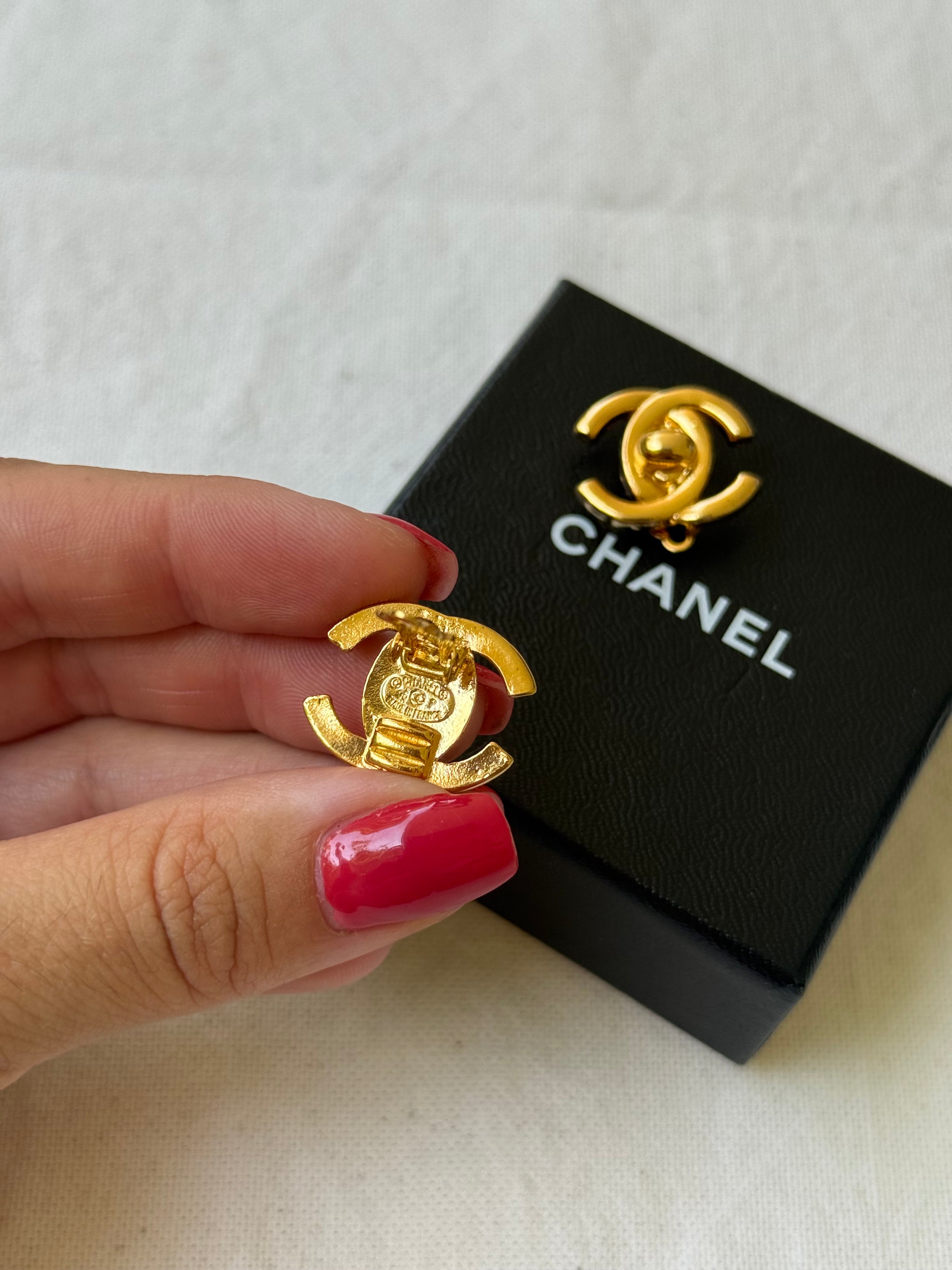 Boucles d’oreilles vintage Chanel - Modèle CC Lock petit format
