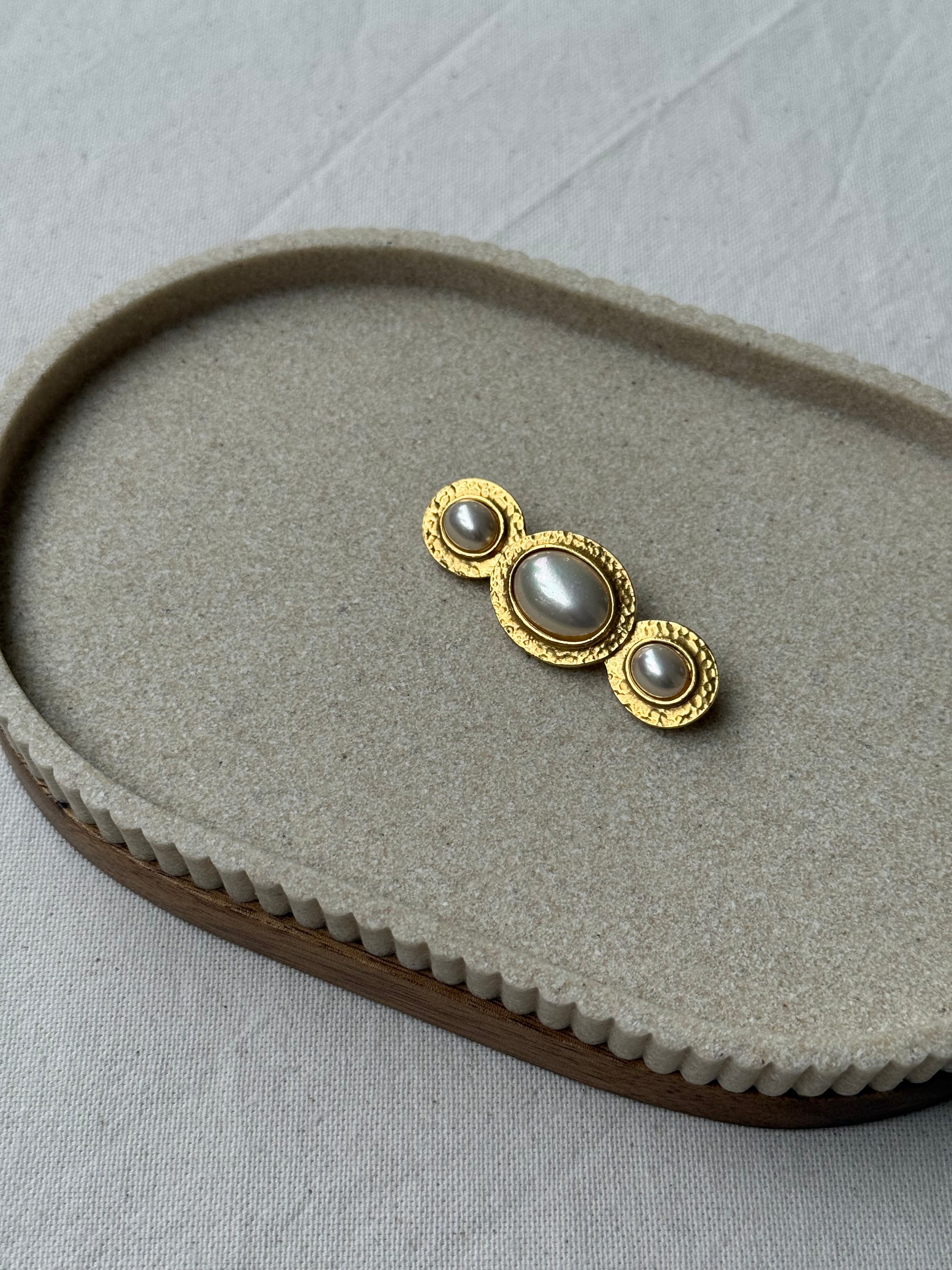 Broche Sphinx vintage - Allongée dorée et perles